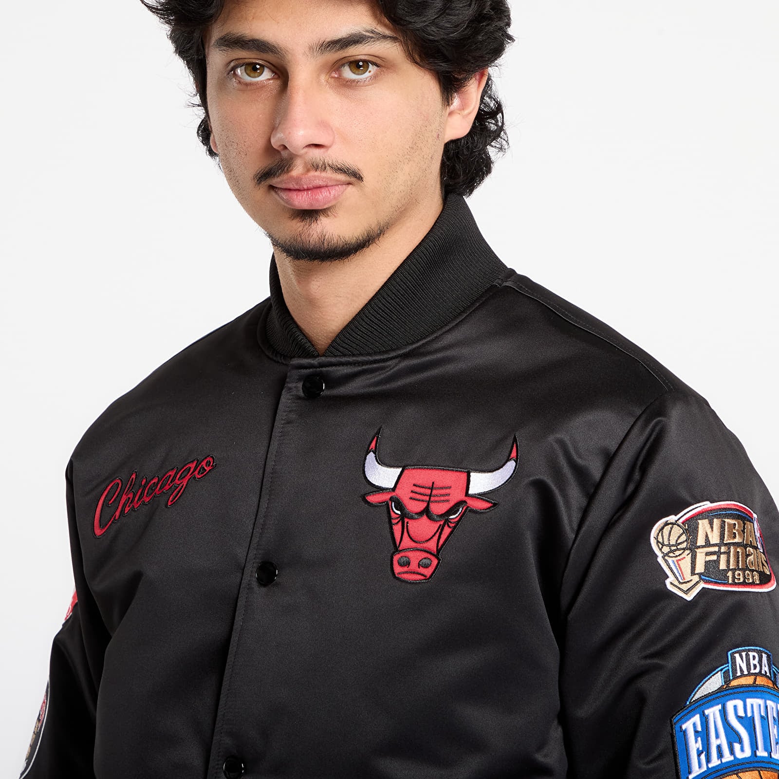 Pánské bundy Mitchell & Ness NBA Blackout Heavyweight Satin Jacket Chicago Bulls Black