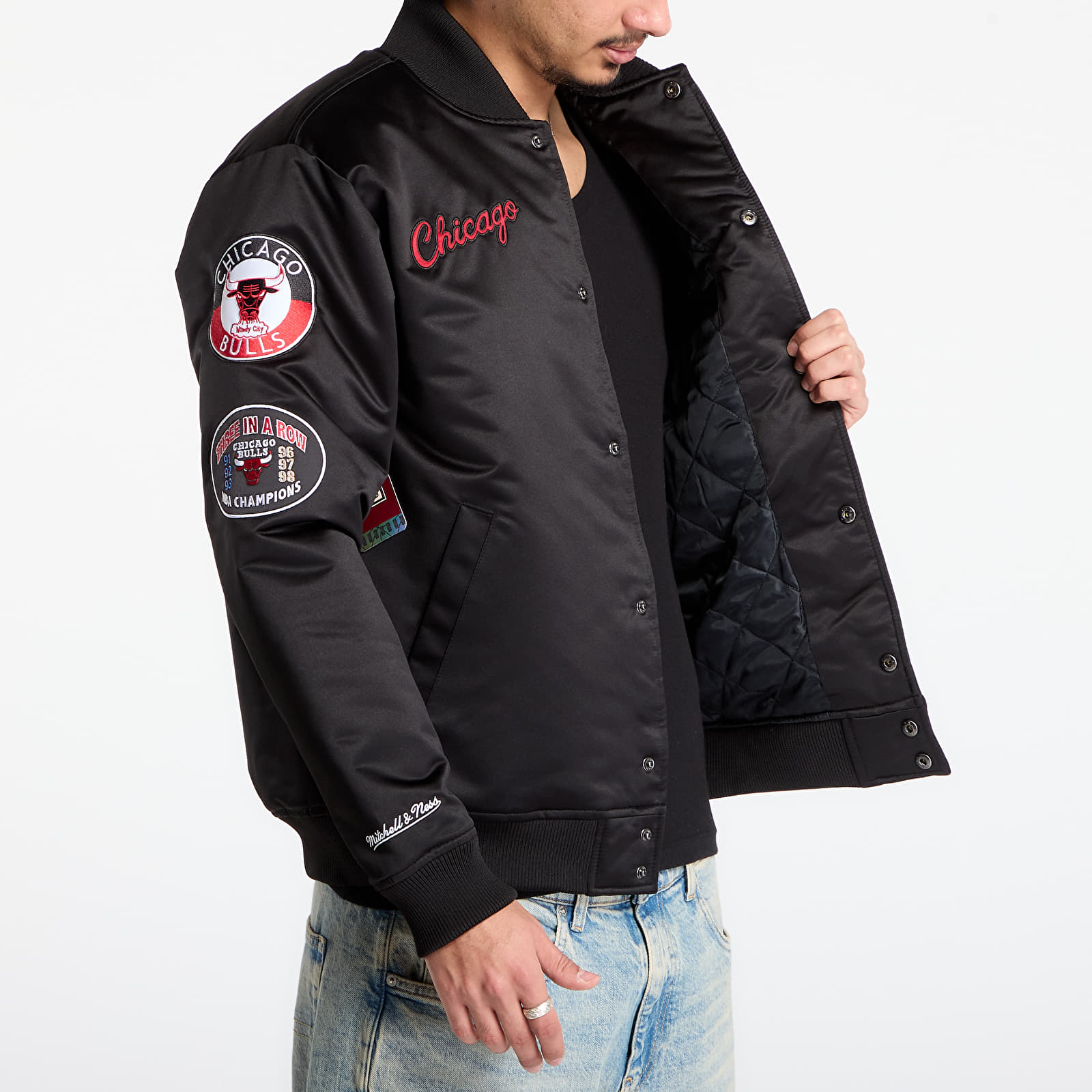 Pánské bundy Mitchell & Ness NBA Blackout Heavyweight Satin Jacket Chicago Bulls Black