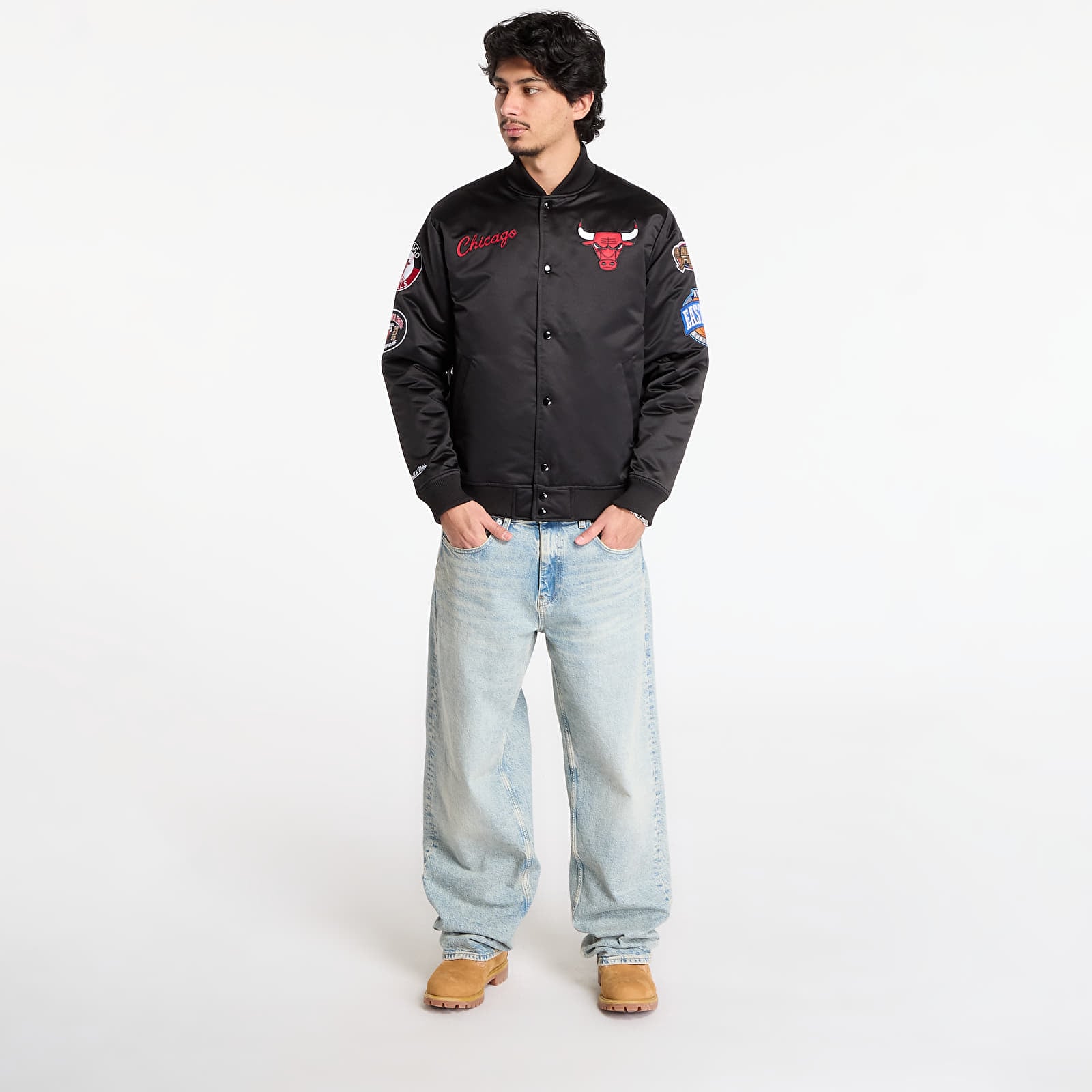Pánské bundy Mitchell & Ness NBA Blackout Heavyweight Satin Jacket Chicago Bulls Black
