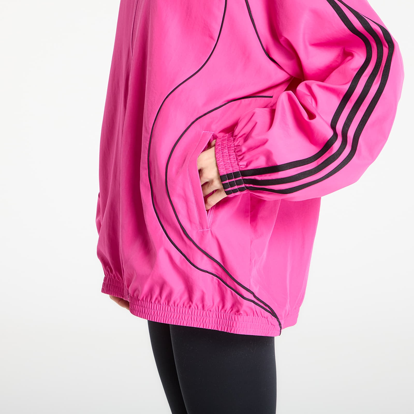 Jackor för kvinnor adidas Teamgeist Adicolor Oversized Woven Track Top Semi Lucid Fuchsia/ Better Scarlet/ Off White