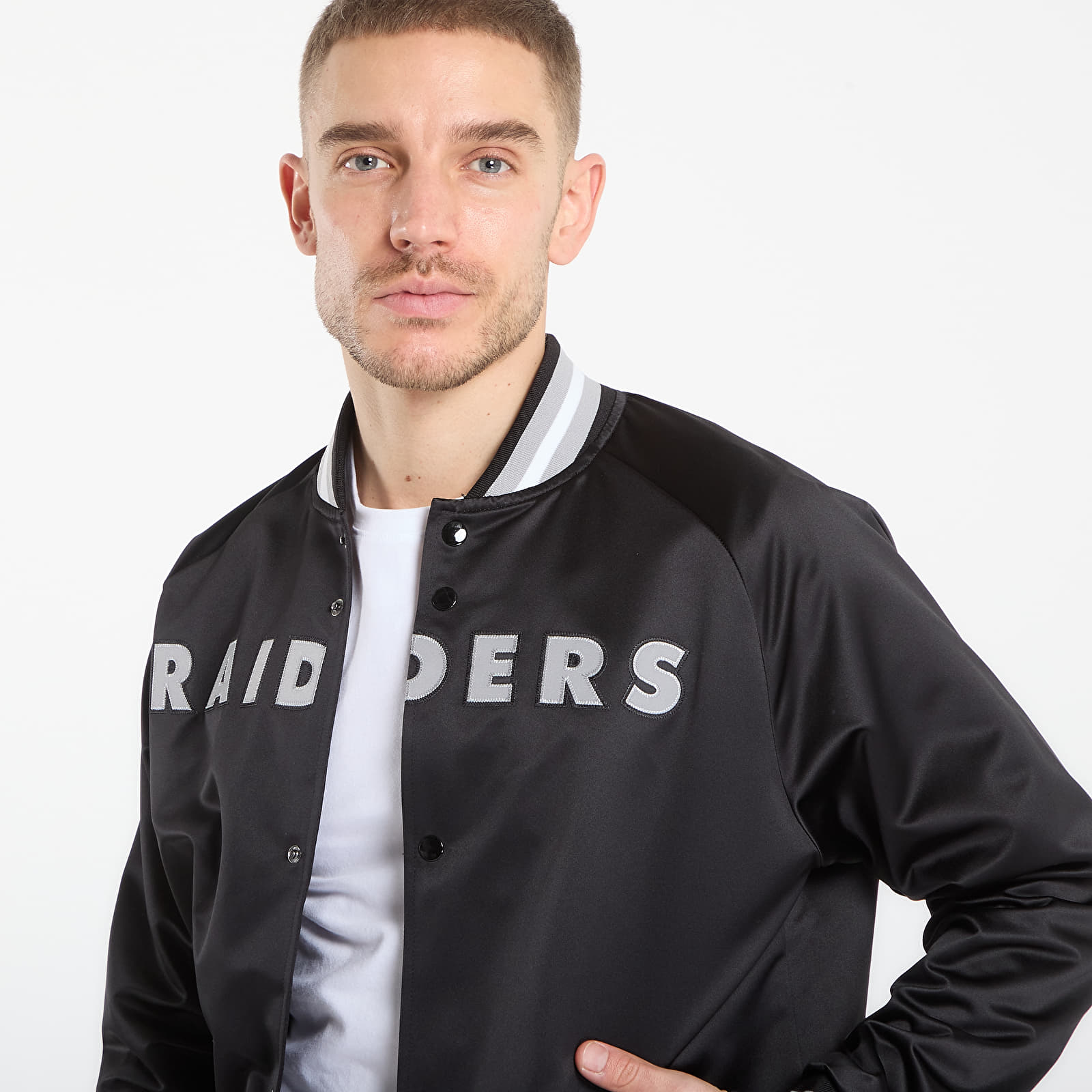 Dzsekik Mitchell & Ness NFL Lightweight Satin Jacket Vintage Logo Raiders Black
