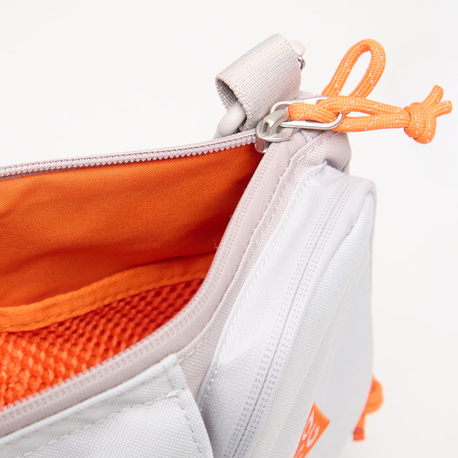 Sacs à bandoulière pour hommes Nike ACG "DAYMAX" Crossbody Bag 3L College Grey/ Grey Fog/ Safety Orange