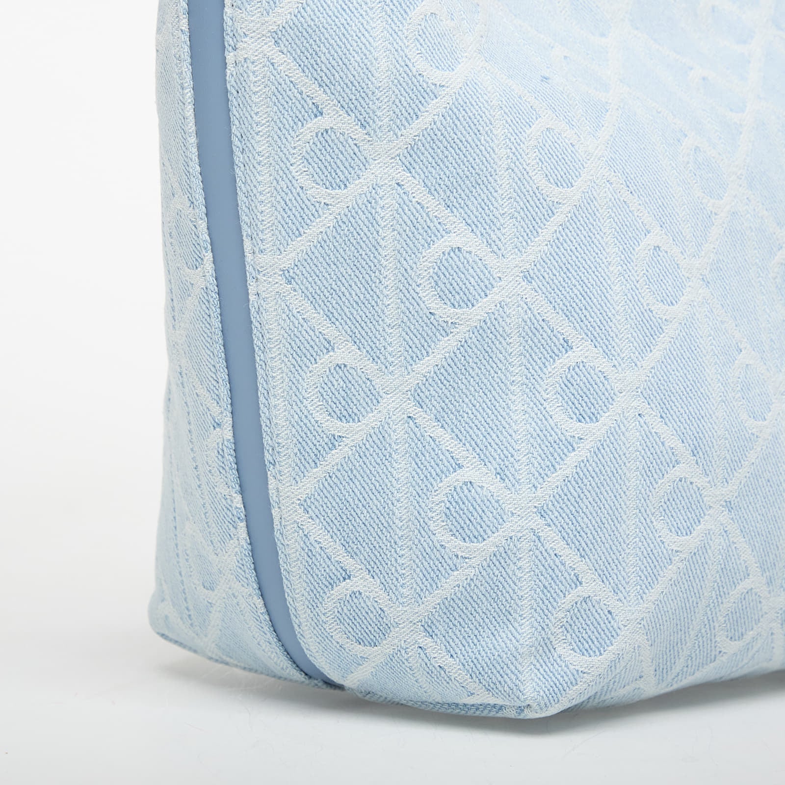 Axelremsväskor för män Calvin Klein Emblem Aop Denim Bucket Blue