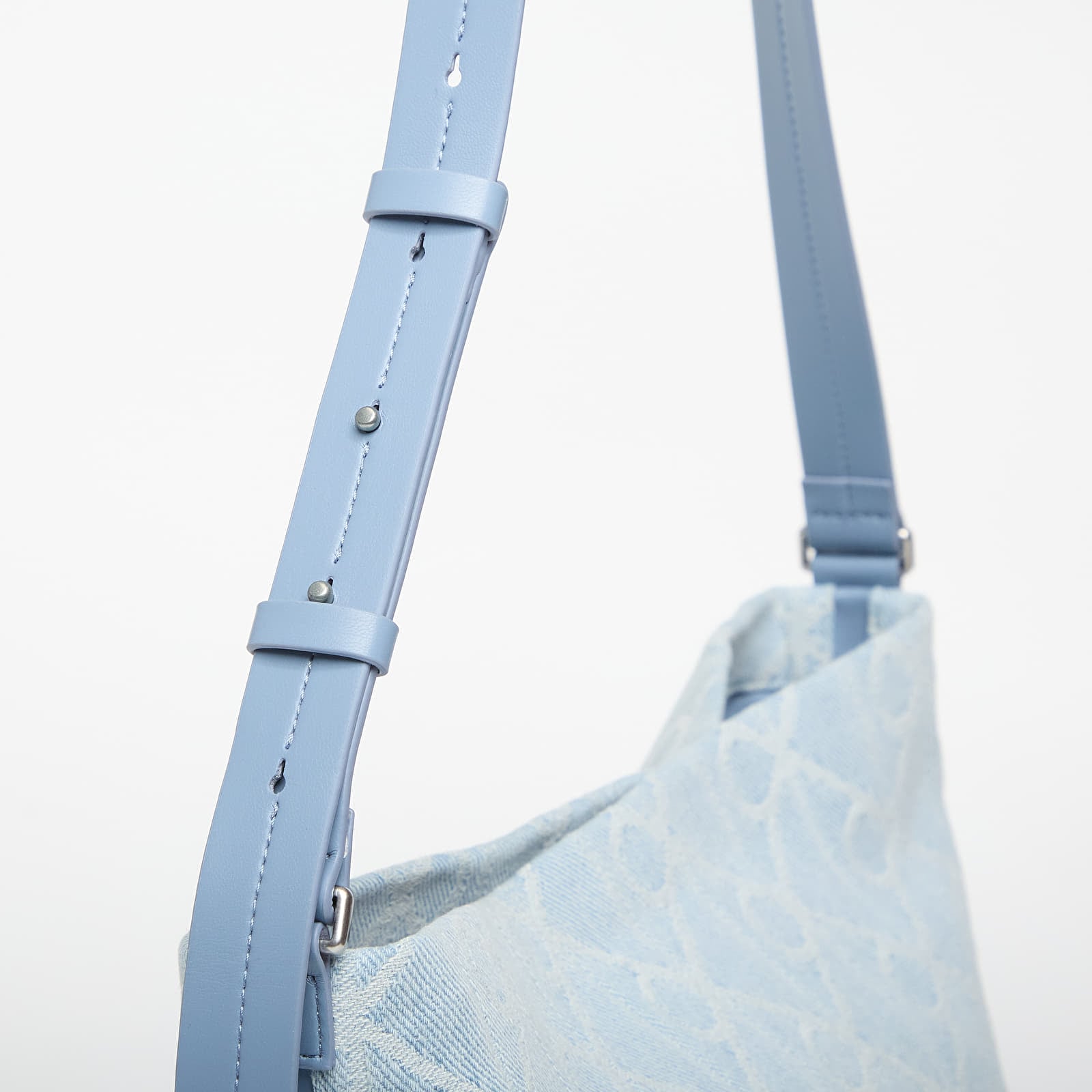 Axelremsväskor för män Calvin Klein Emblem Aop Denim Bucket Blue