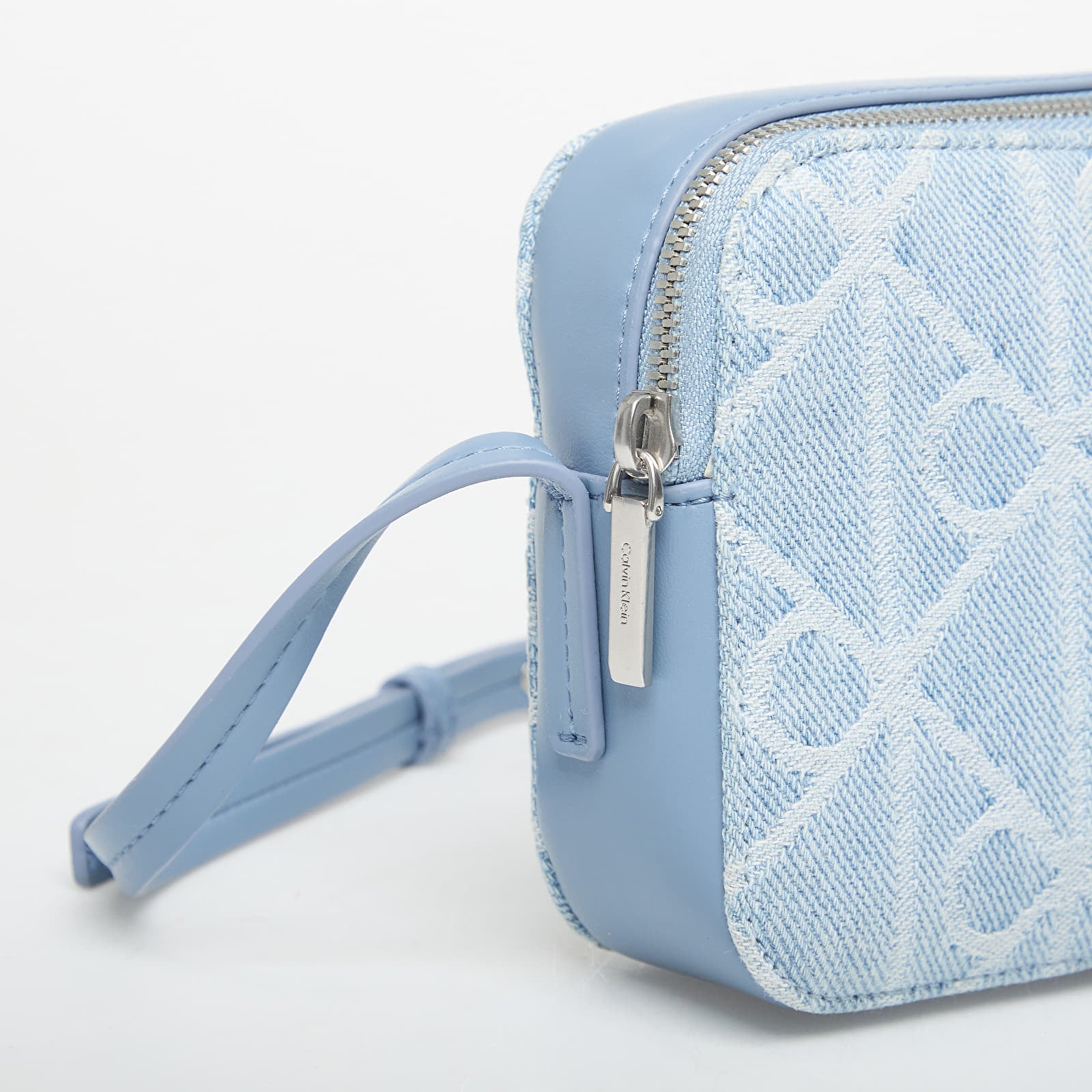 Skuldervesker for menn Calvin Klein Emblem Aop Denim Cam Blue