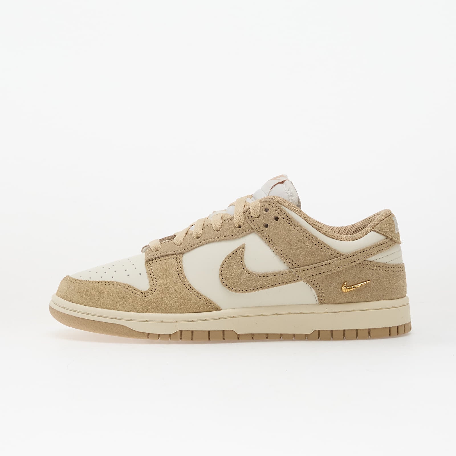 Женская обувь Nike W Dunk Low Sail/ Linen-White-Mtlc Gold