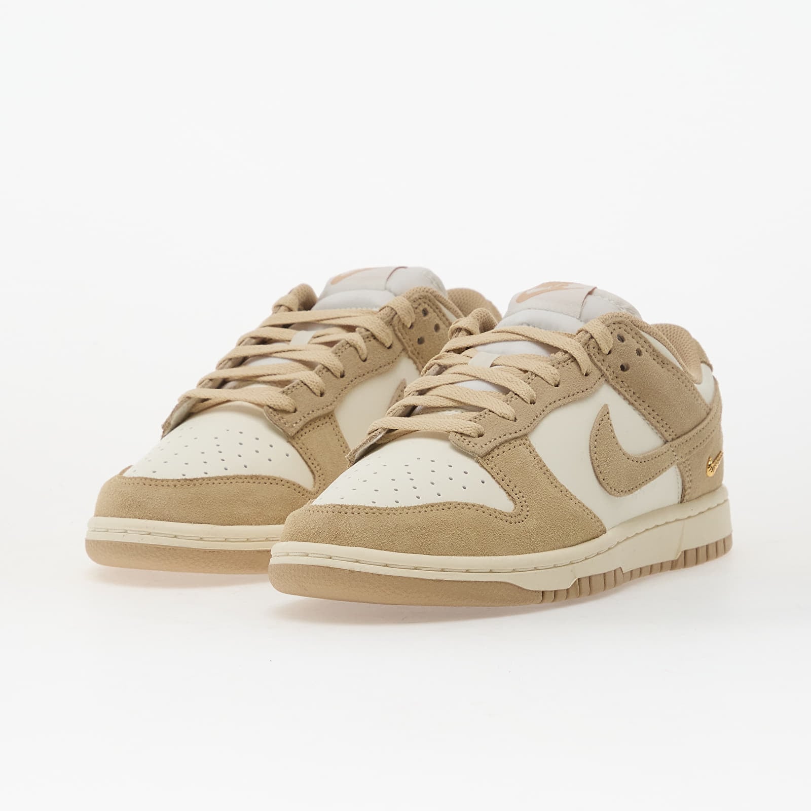 Женская обувь Nike W Dunk Low Sail/ Linen-White-Mtlc Gold