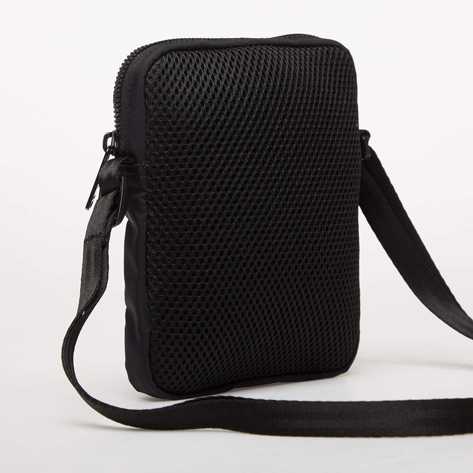 Vyriškos rankinės per petį FRED PERRY Tipped Tape Small Side Bag Black