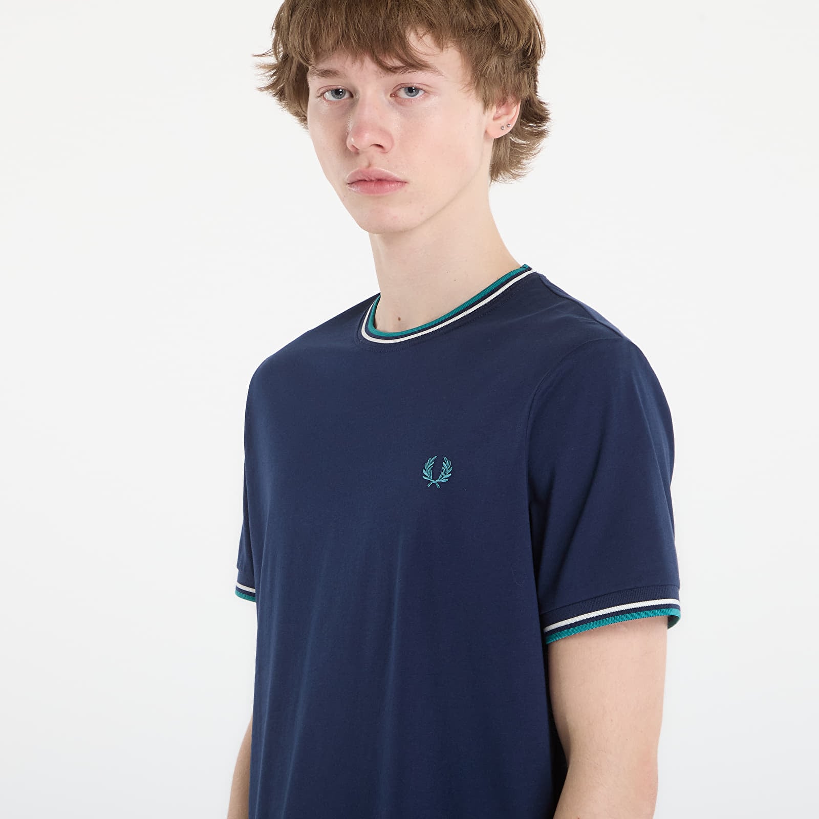T-shirts för män FRED PERRY Twin Tipped T-Shirt Tnsbl/ Snwht/ Dpmt