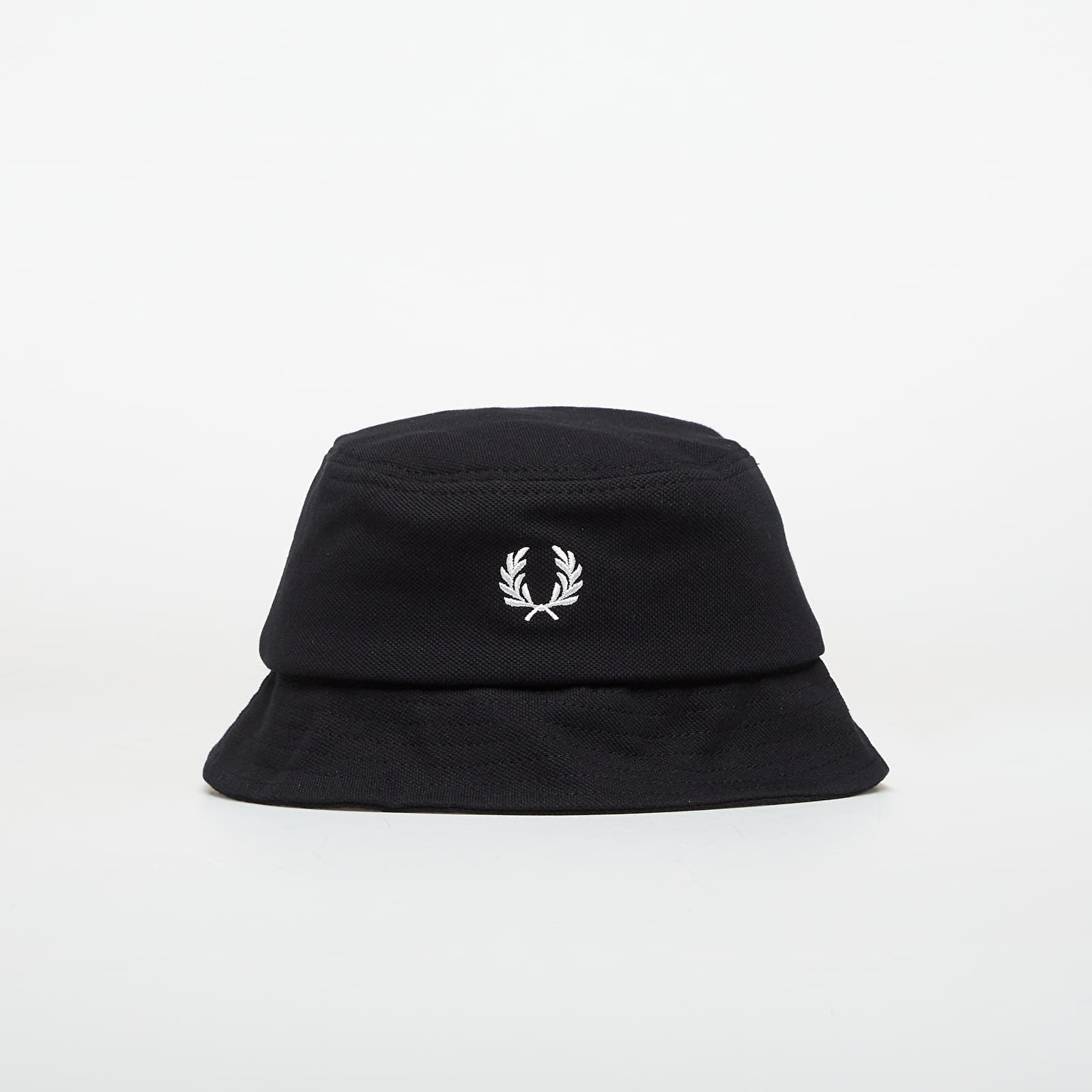 Pălărie FRED PERRY Pique Bucket Hat Black/ Snowwhite M