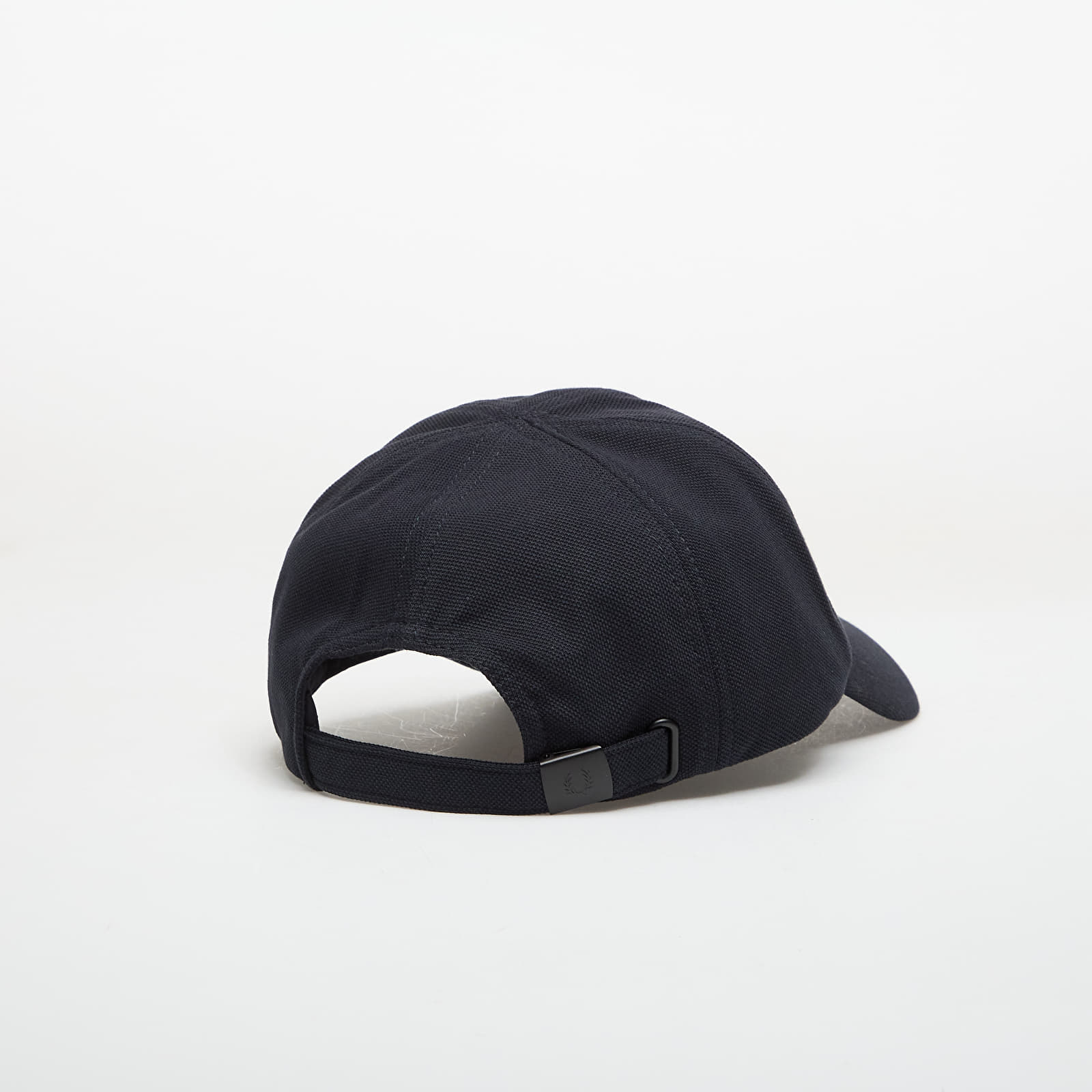 Sapkák FRED PERRY Pique Classic Cap Navy/ Snow White