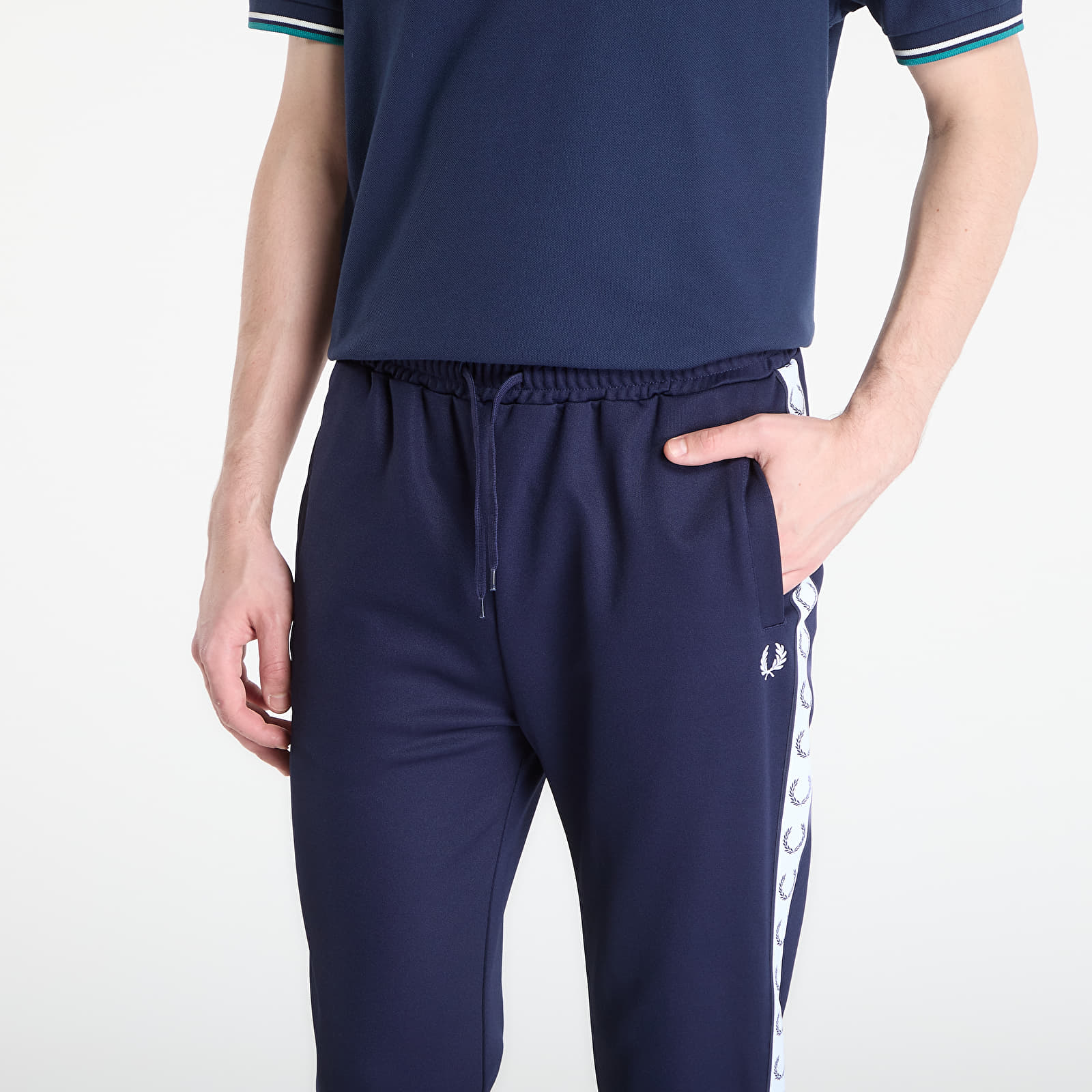 Jogginghosen FRED PERRY Taped Track Pant Carbon Blue