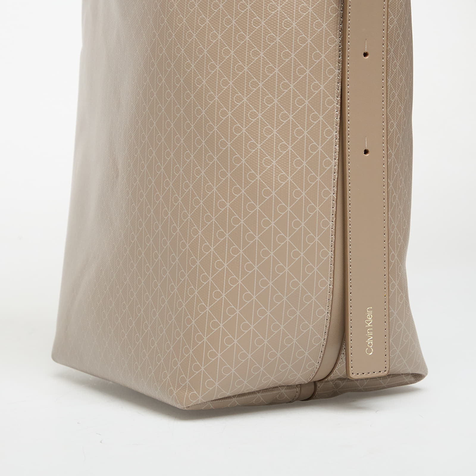 Håndvesker Calvin Klein Emblem Aop Medium Bucket Bag Desert Taupe