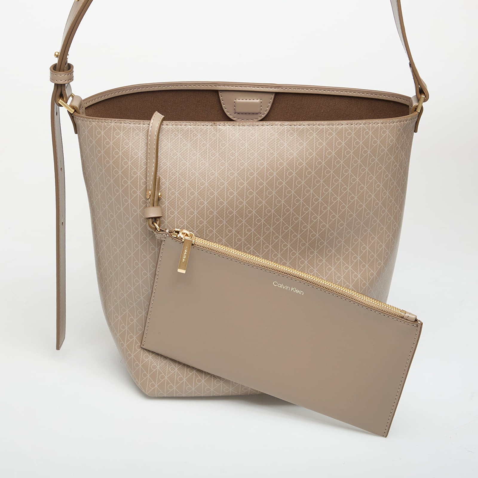 Håndvesker Calvin Klein Emblem Aop Medium Bucket Bag Desert Taupe