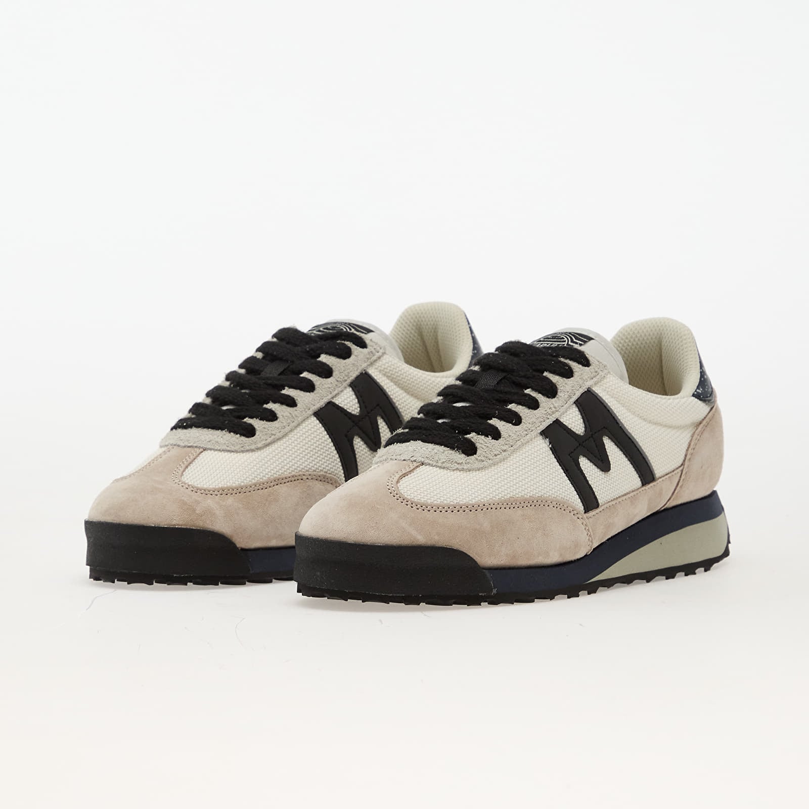 Joggesko og sko for menn Karhu Mestari Control Silver Lining/ Jet Black