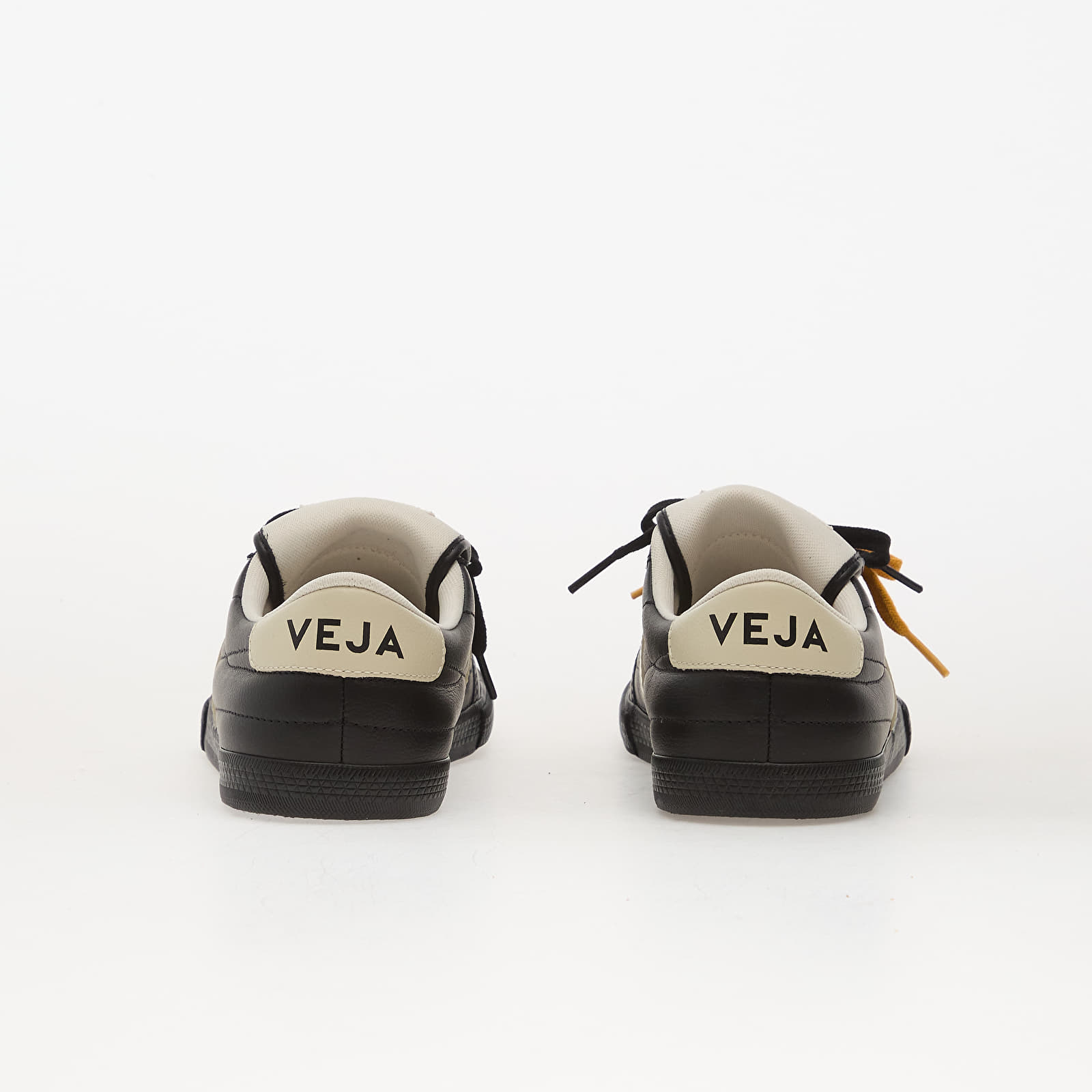 Sneakers och skor för kvinnor Veja W x Magliano Panenka Black