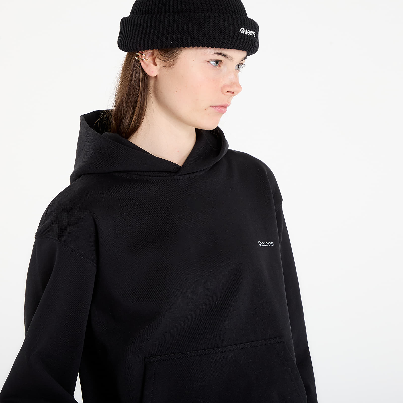 Mikinas ar kapuci un sporta krekli Queens Women's Sweats Essential Hoodie Black