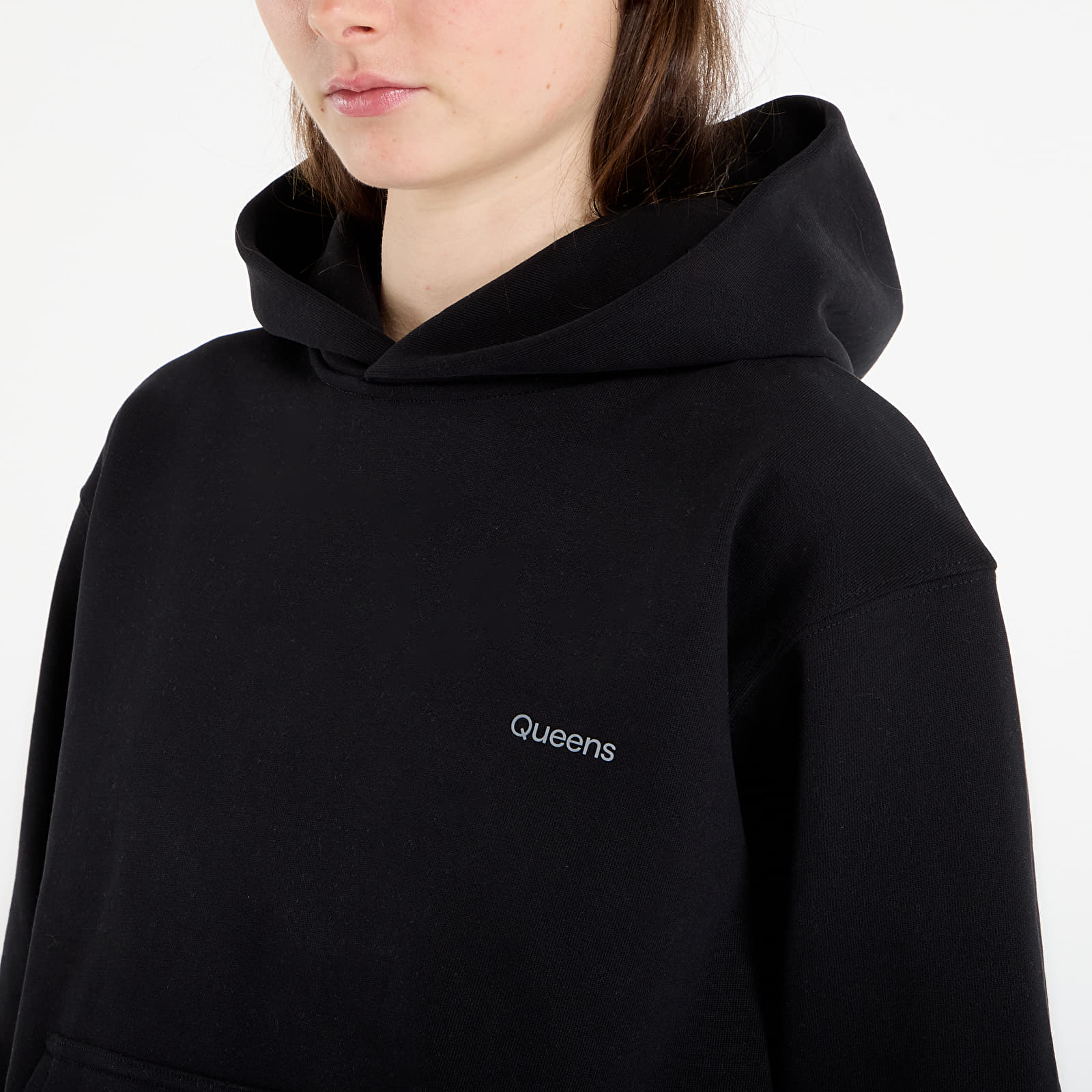 Mikinas ar kapuci un sporta krekli Queens Women's Sweats Essential Hoodie Black
