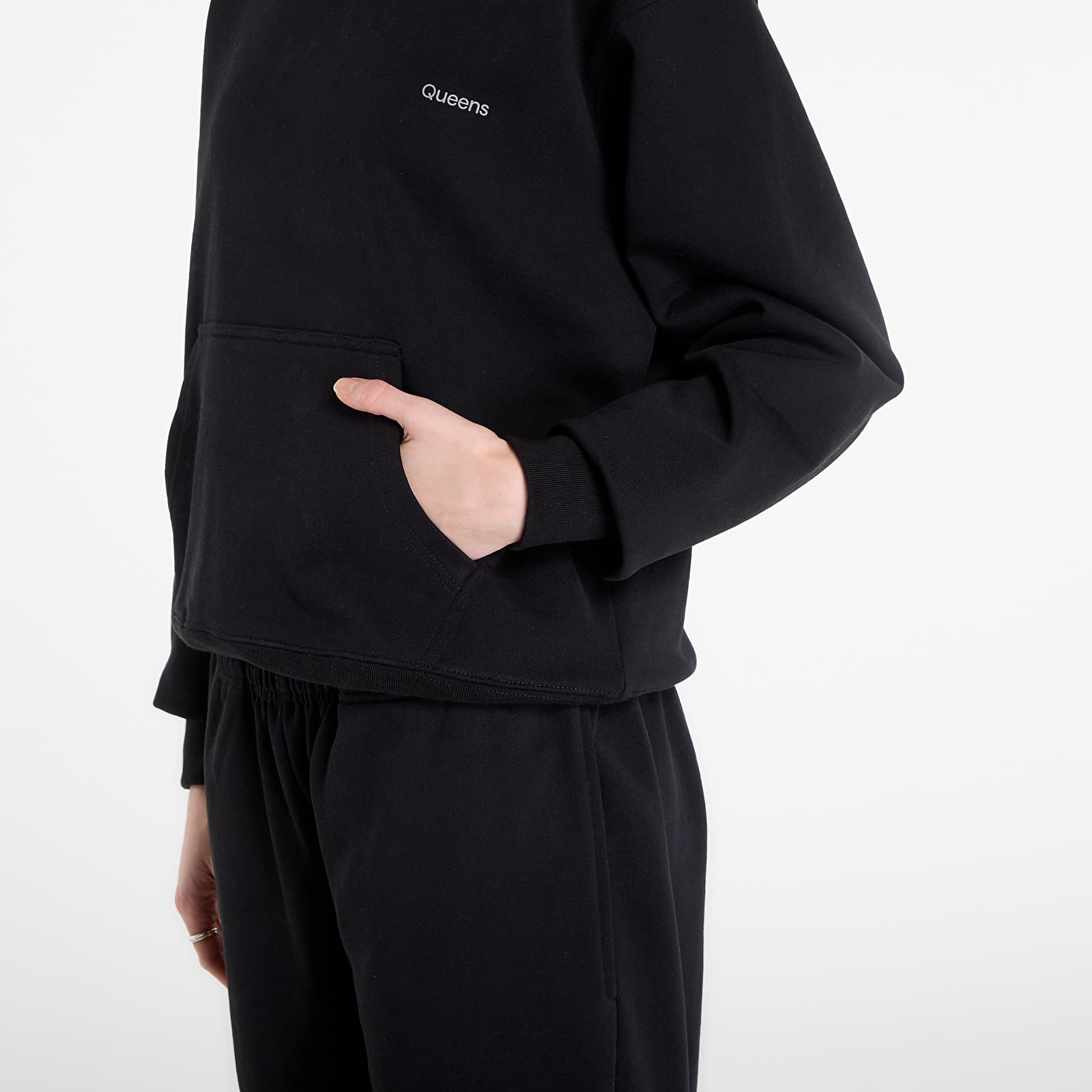 Mikinas ar kapuci un sporta krekli Queens Women's Sweats Essential Hoodie Black