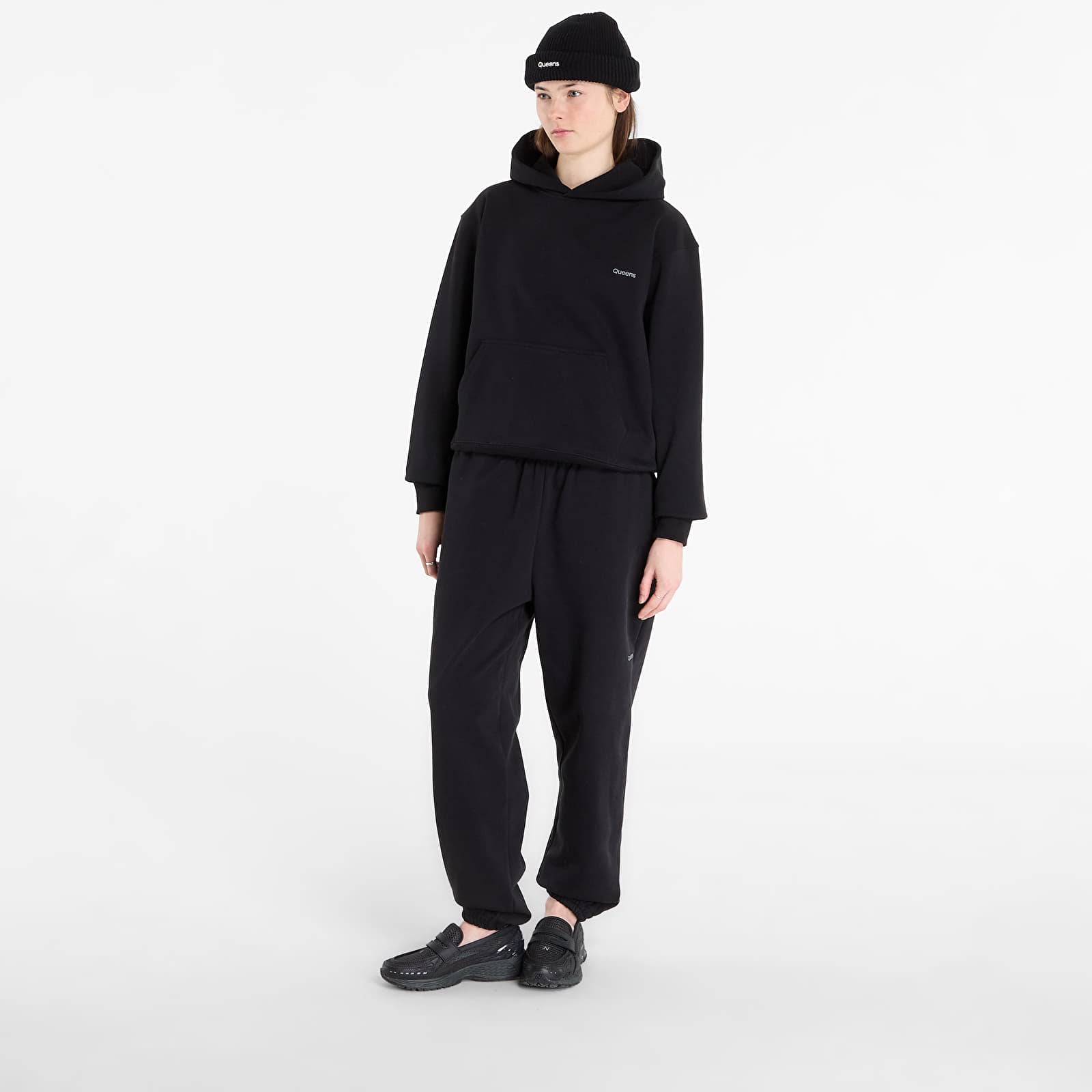 Mikinas ar kapuci un sporta krekli Queens Women's Sweats Essential Hoodie Black