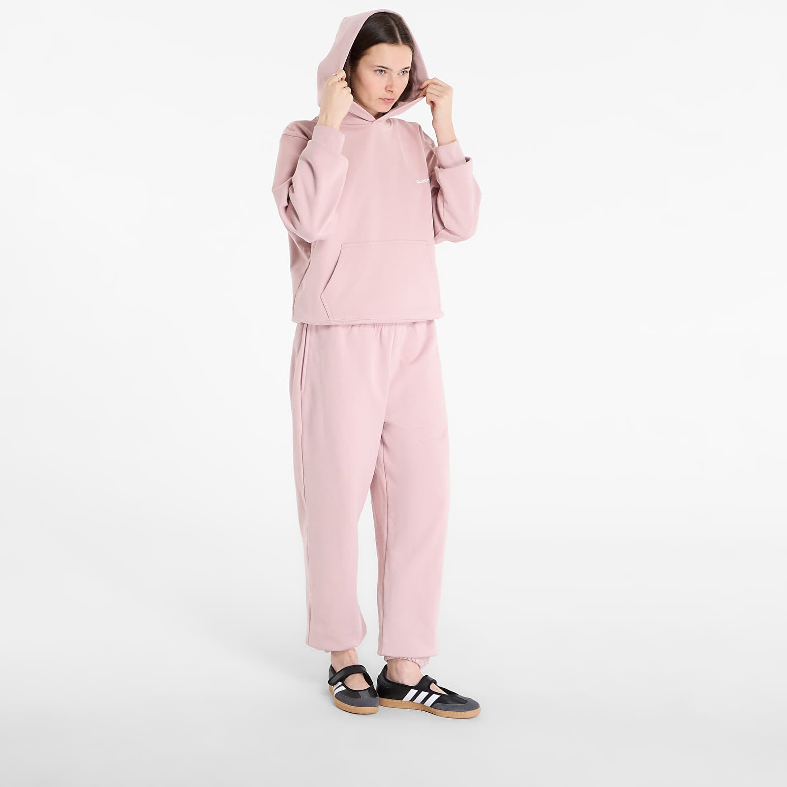 Mikinas ar kapuci un sporta krekli Queens Women's Sweats Essential Hoodie Dust Pink