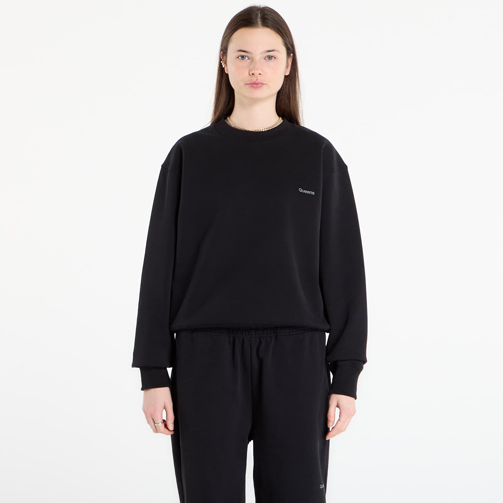 Mikinas ar kapuci un sporta krekli Queens Women's Sweats Essential Crewneck Black
