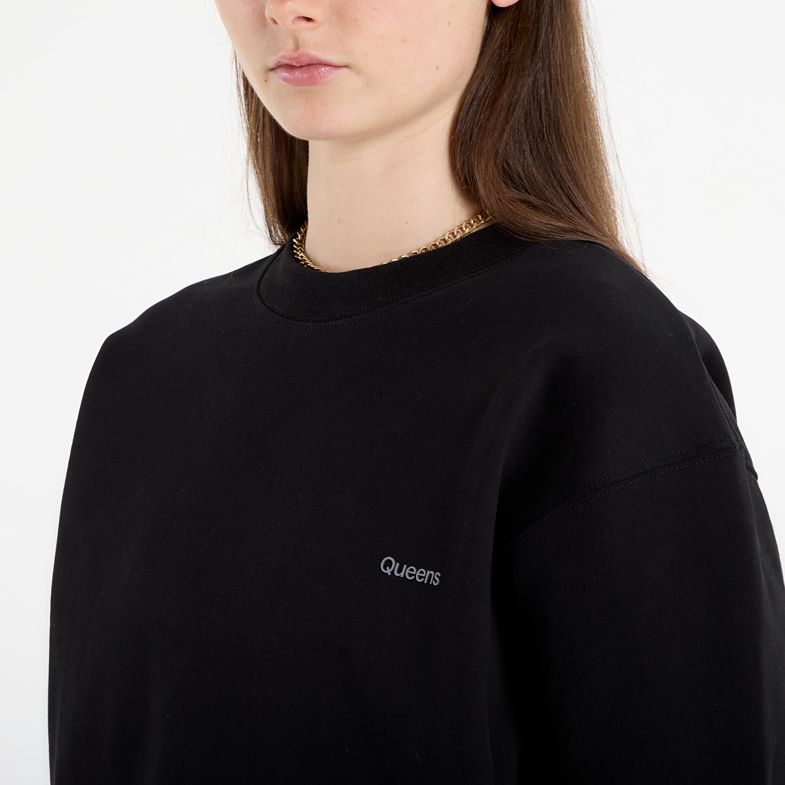 Mikinas ar kapuci un sporta krekli Queens Women's Sweats Essential Crewneck Black