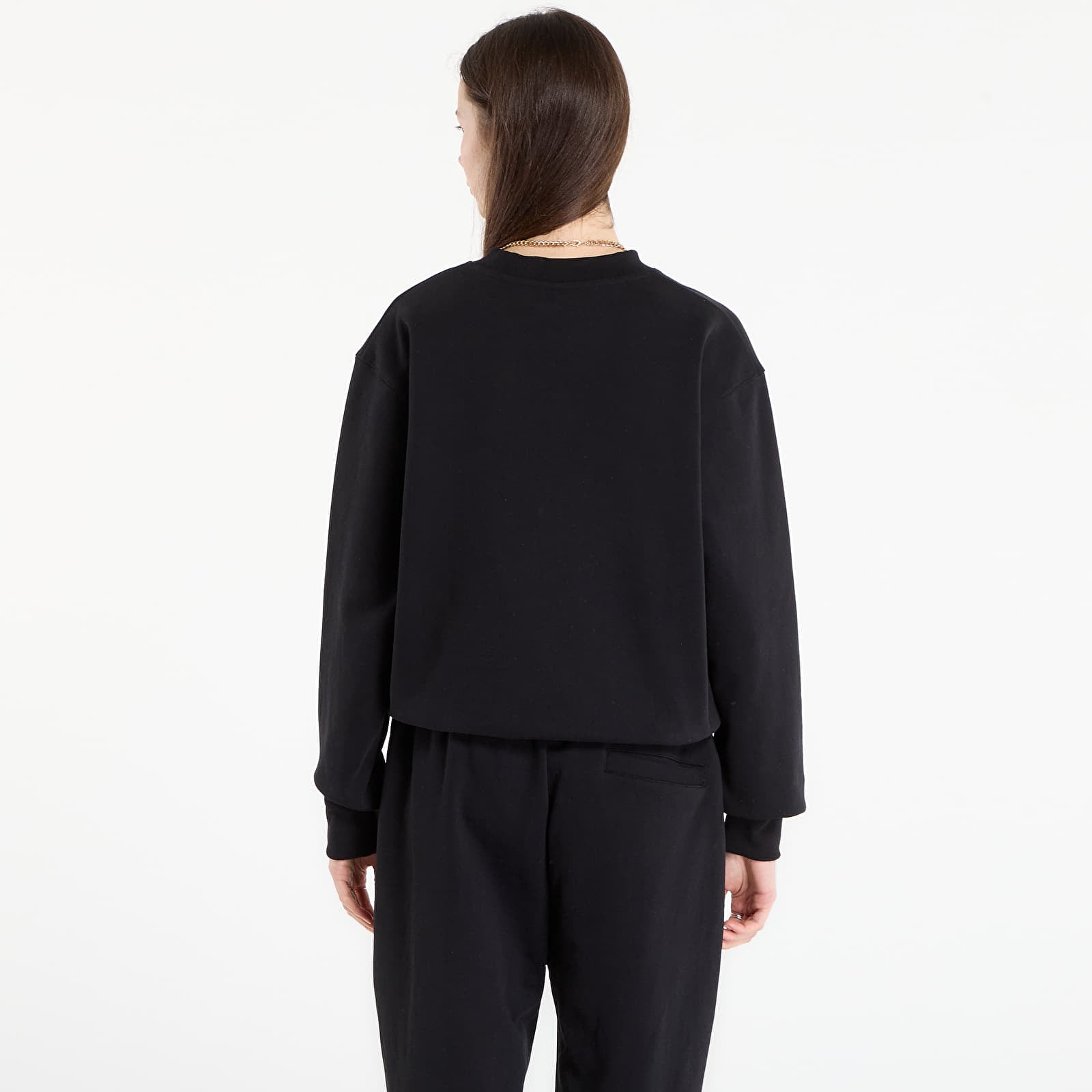 Mikinas ar kapuci un sporta krekli Queens Women's Sweats Essential Crewneck Black