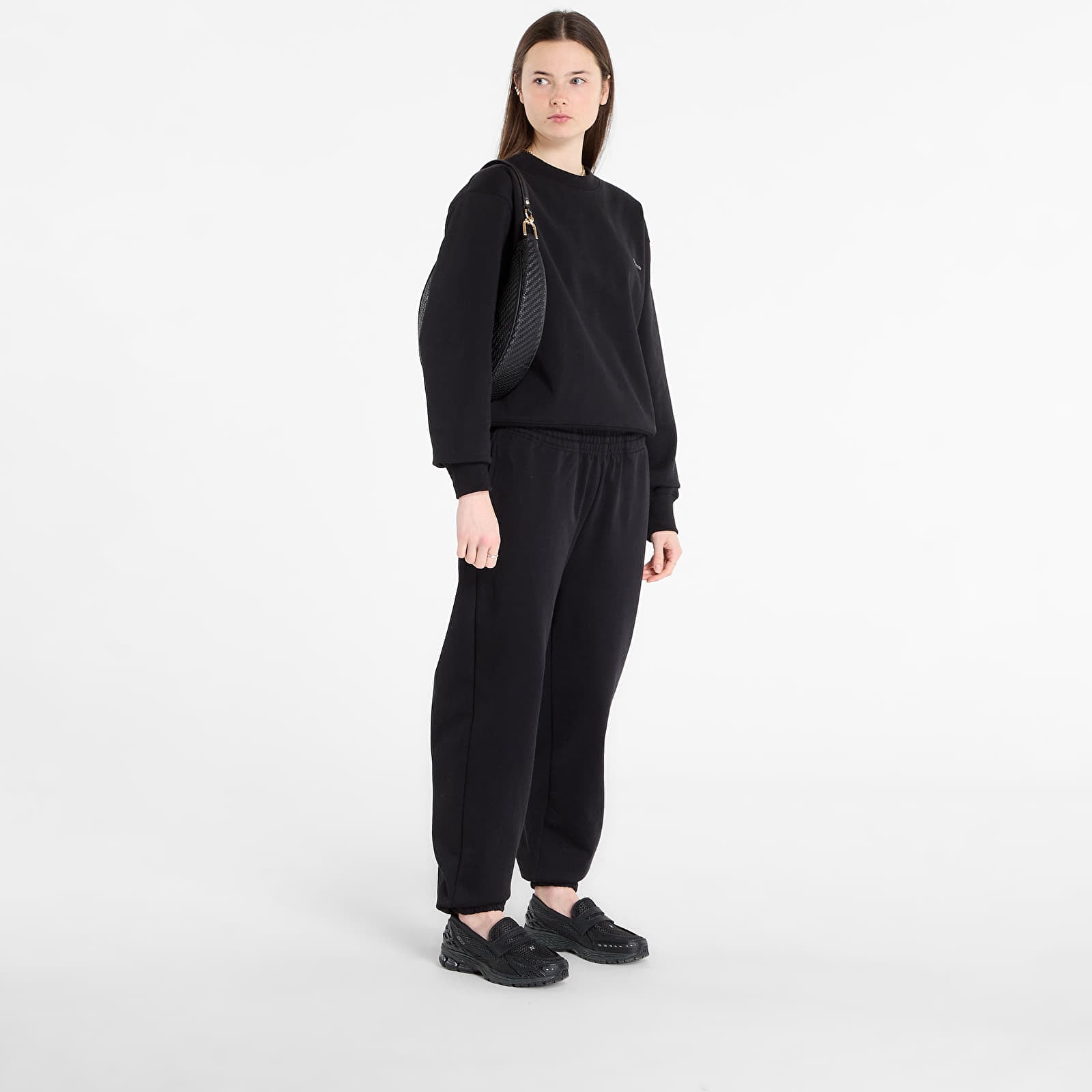 Mikinas ar kapuci un sporta krekli Queens Women's Sweats Essential Crewneck Black