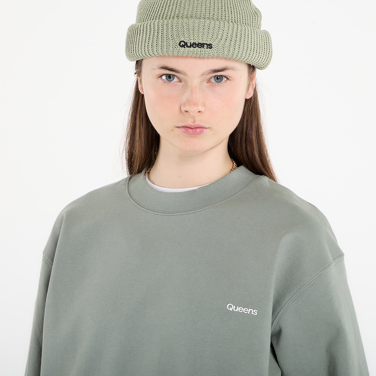 Mikinas ar kapuci un sporta krekli Queens Women's Sweats Essential Crewneck Leaf