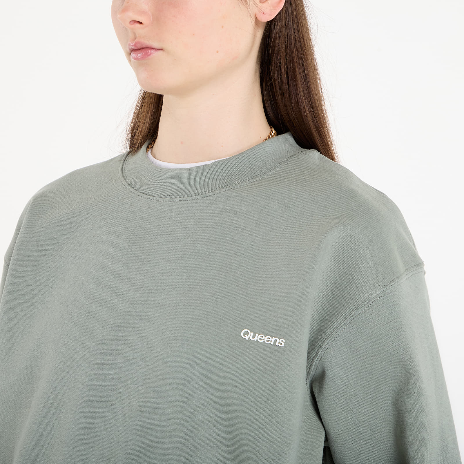 Mikinas ar kapuci un sporta krekli Queens Women's Sweats Essential Crewneck Leaf