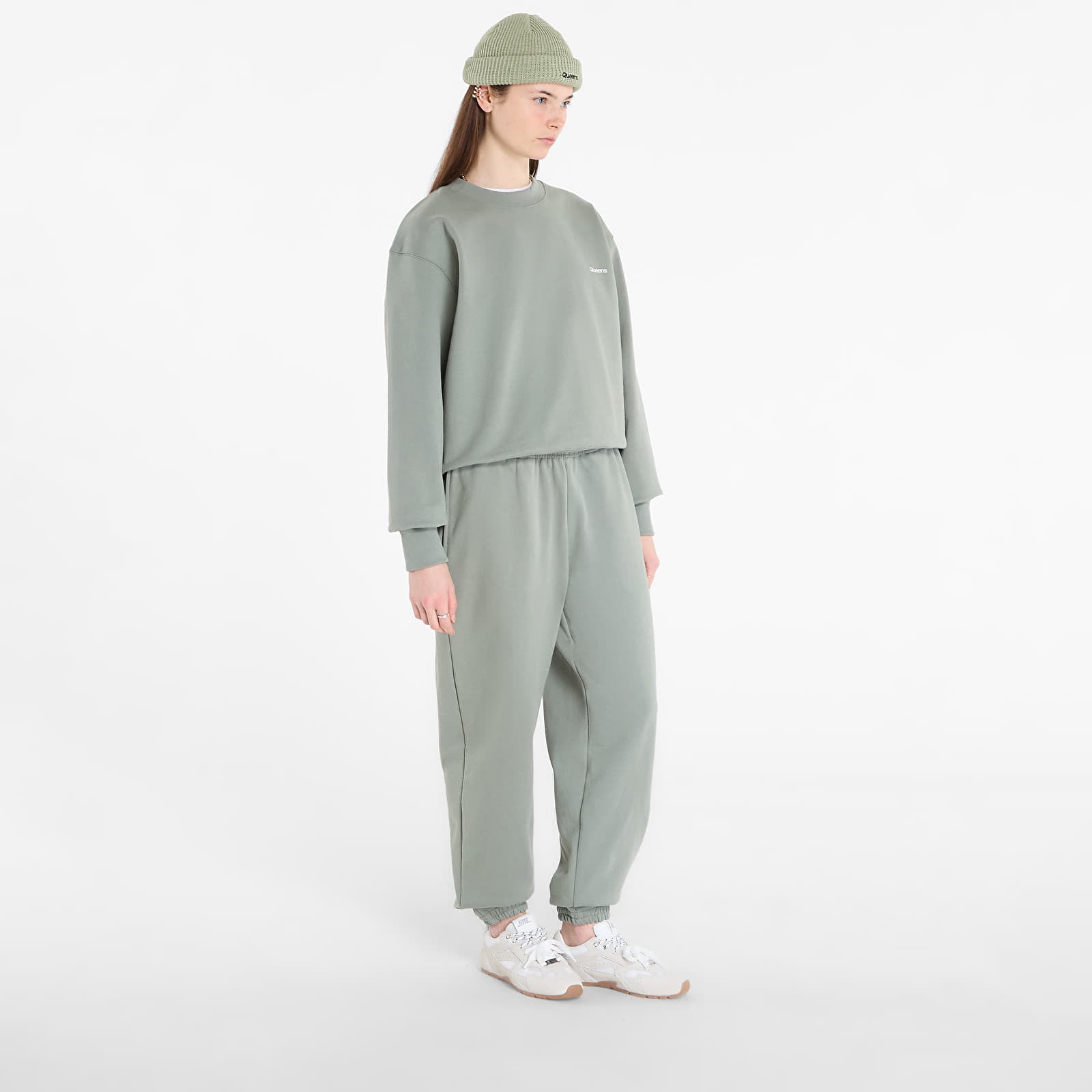 Mikinas ar kapuci un sporta krekli Queens Women's Sweats Essential Crewneck Leaf