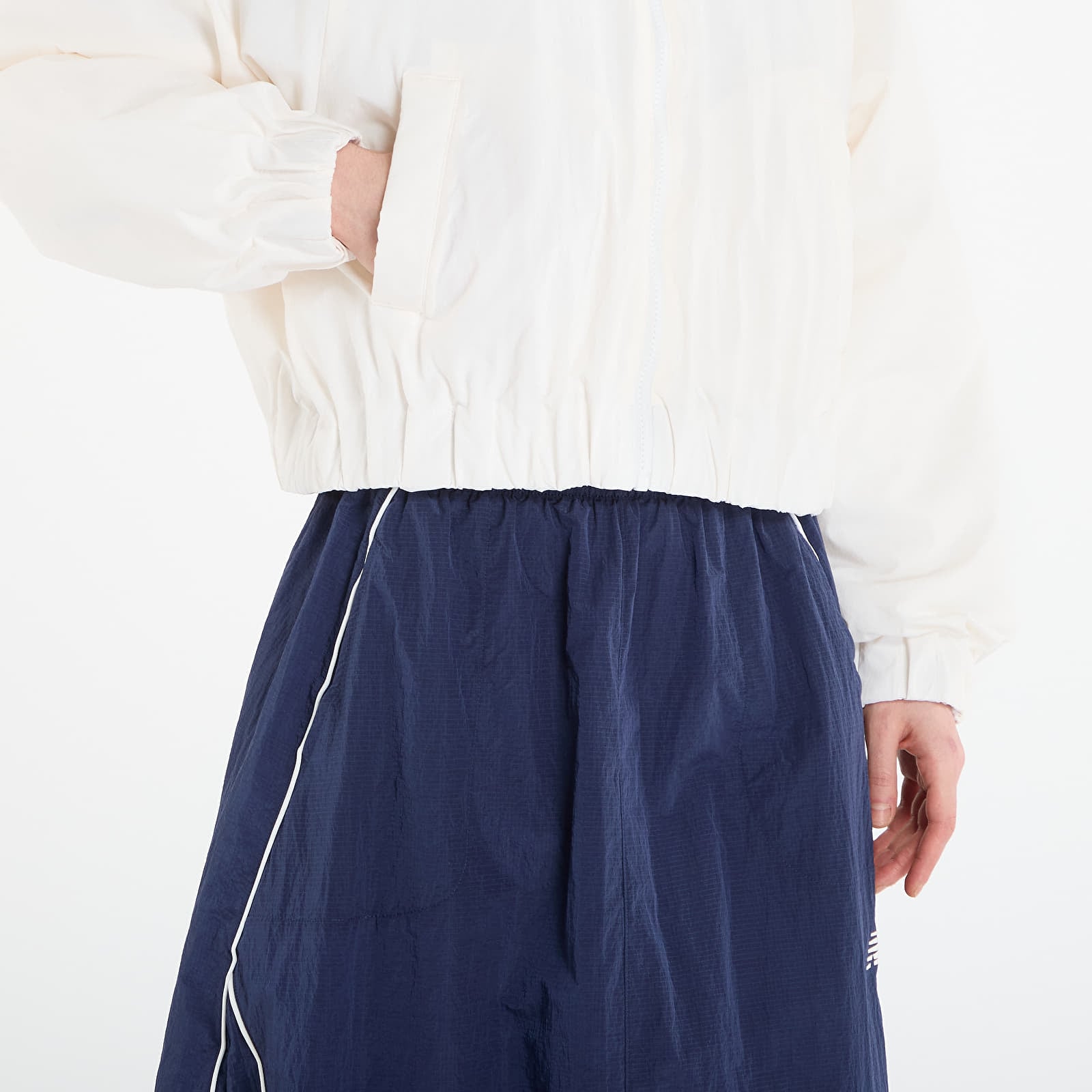 Naiste jakid New Balance Woven Bomber Jacket Beige