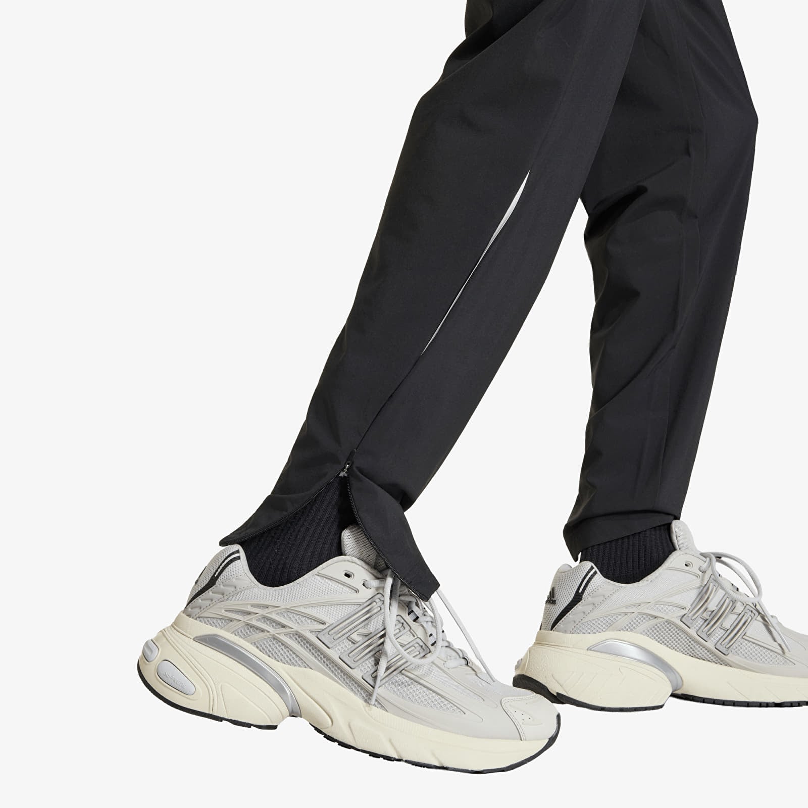 Byxor för män adidas Tech Trefoil Essentials Woven Pant Black