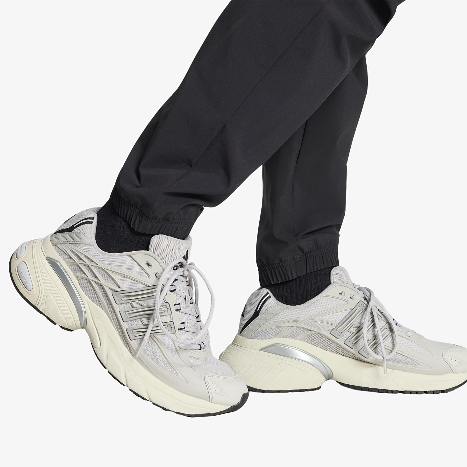 Pánske nohavice adidas Tech Trefoil Essentials Track Pant Black