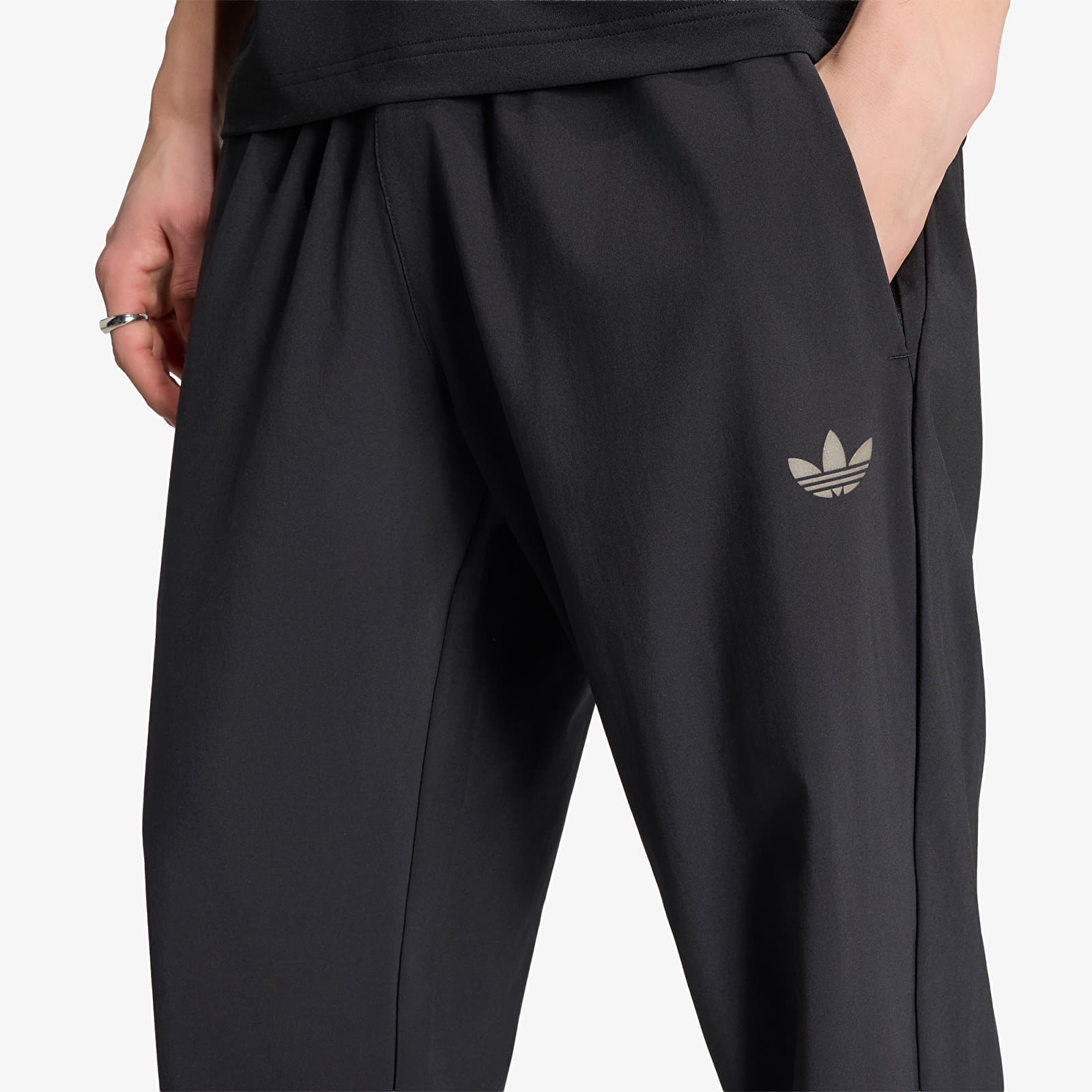 Pánske nohavice adidas Tech Trefoil Essentials Track Pant Black