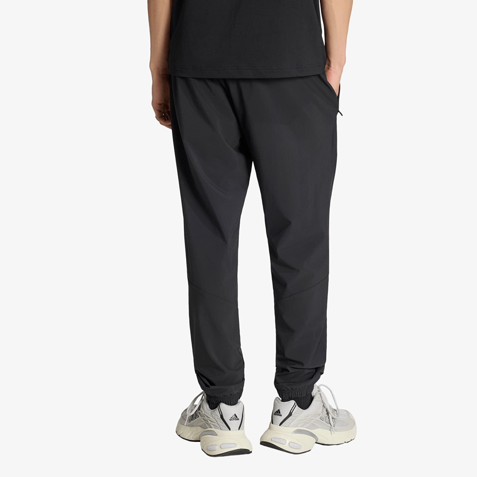 Pánske nohavice adidas Tech Trefoil Essentials Track Pant Black