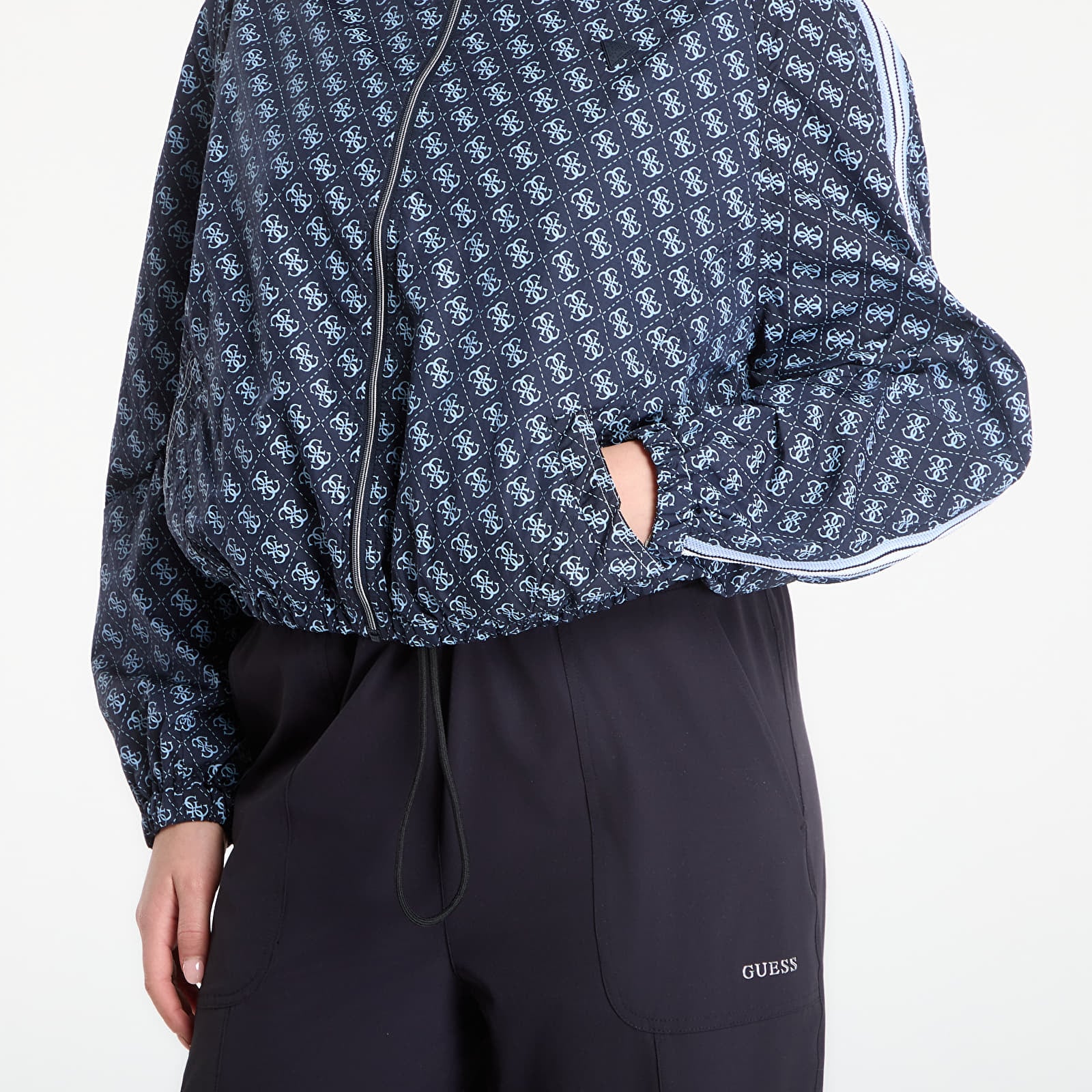 Giacche da donna GUESS Nikla 4G Full Zip Hooded Jacke Nylon Ocean Aop