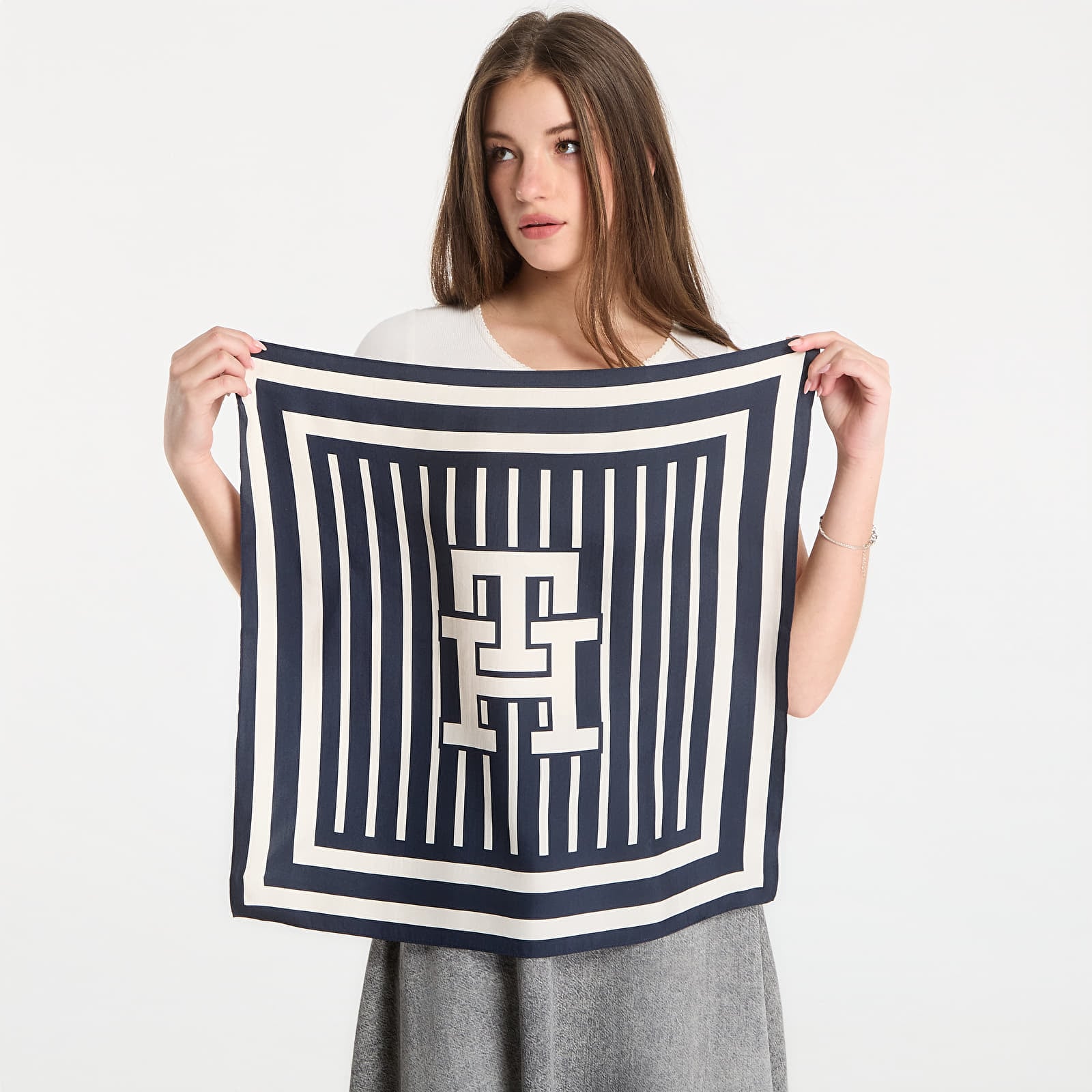 Šalikėliai Tommy Hilfiger Th Elevated Chic Silk Square Scarf Navy