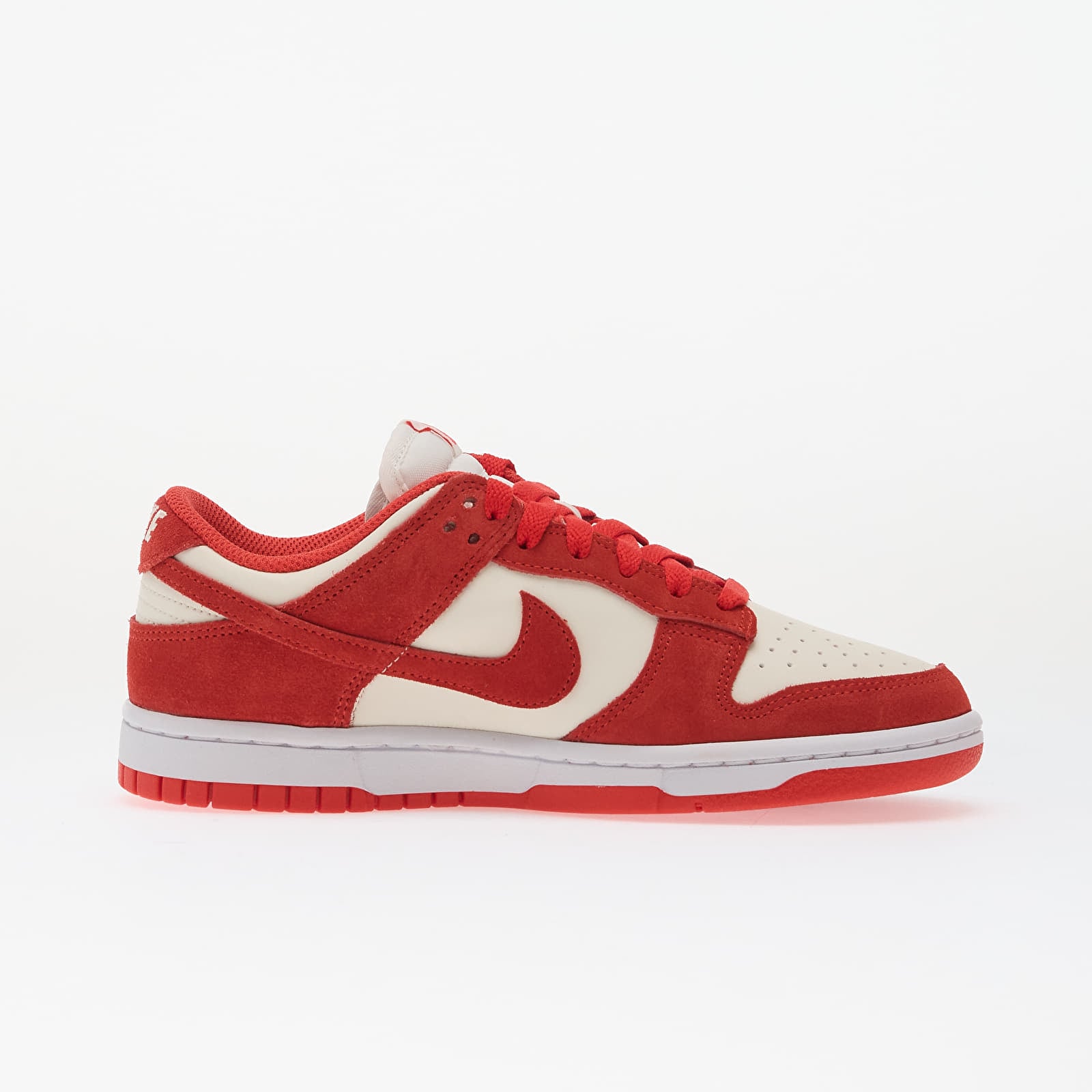 Sneakers og sko til kvinder Nike Dunk Low Sail/ Lt Crimson-White-Metallic Silver