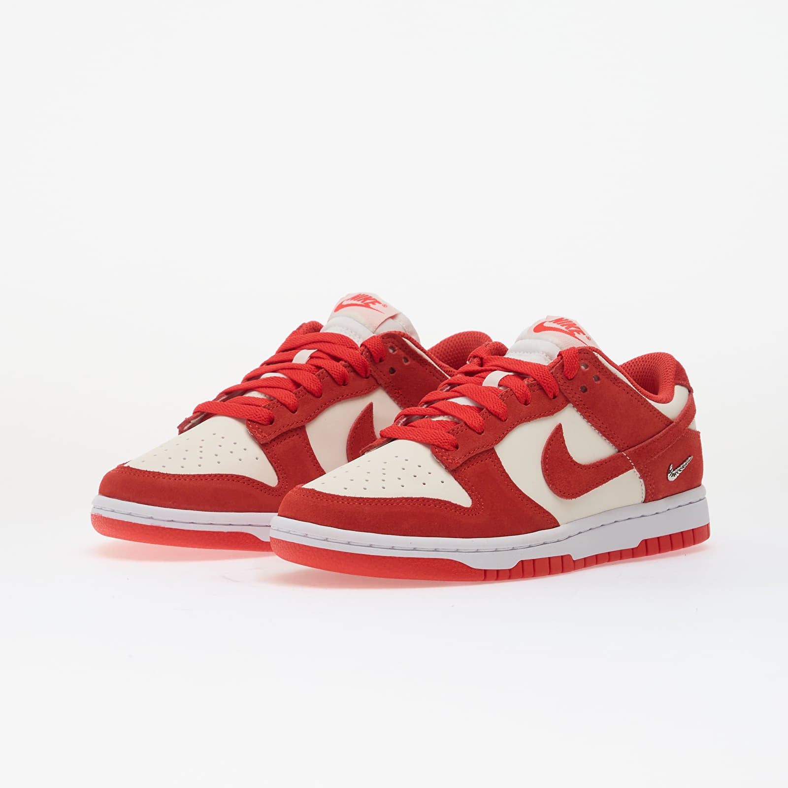 Sneakers og sko til kvinder Nike Dunk Low Sail/ Lt Crimson-White-Metallic Silver