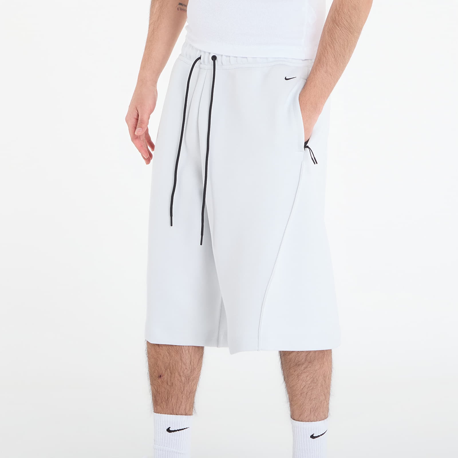 Miesten shortsit Nike Tech Men's Fleece Oversized Fit Shorts Off White/ Black