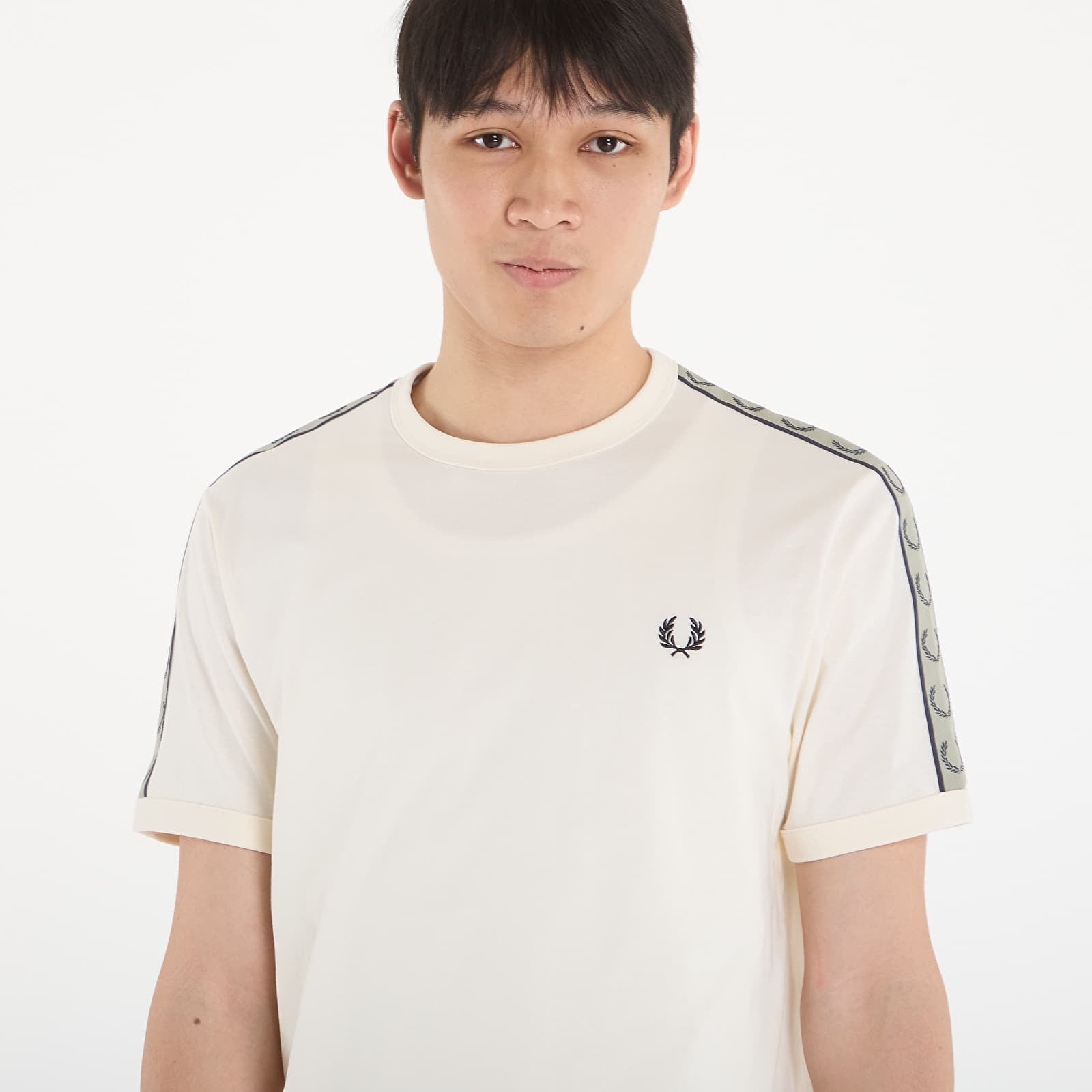 T-shirts för män FRED PERRY Contrast Tape Ringer T-Shirt Ecru/ Navy