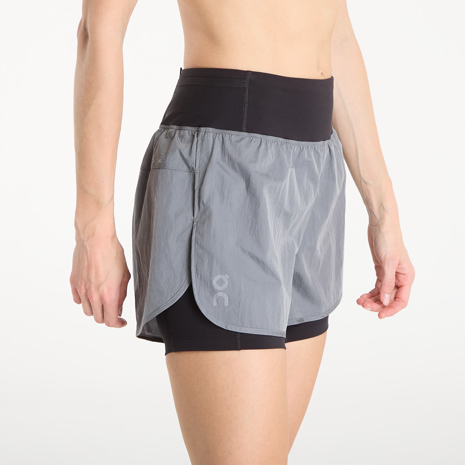 T-skjorter for kvinner On Performance Volt Shorts Glacier