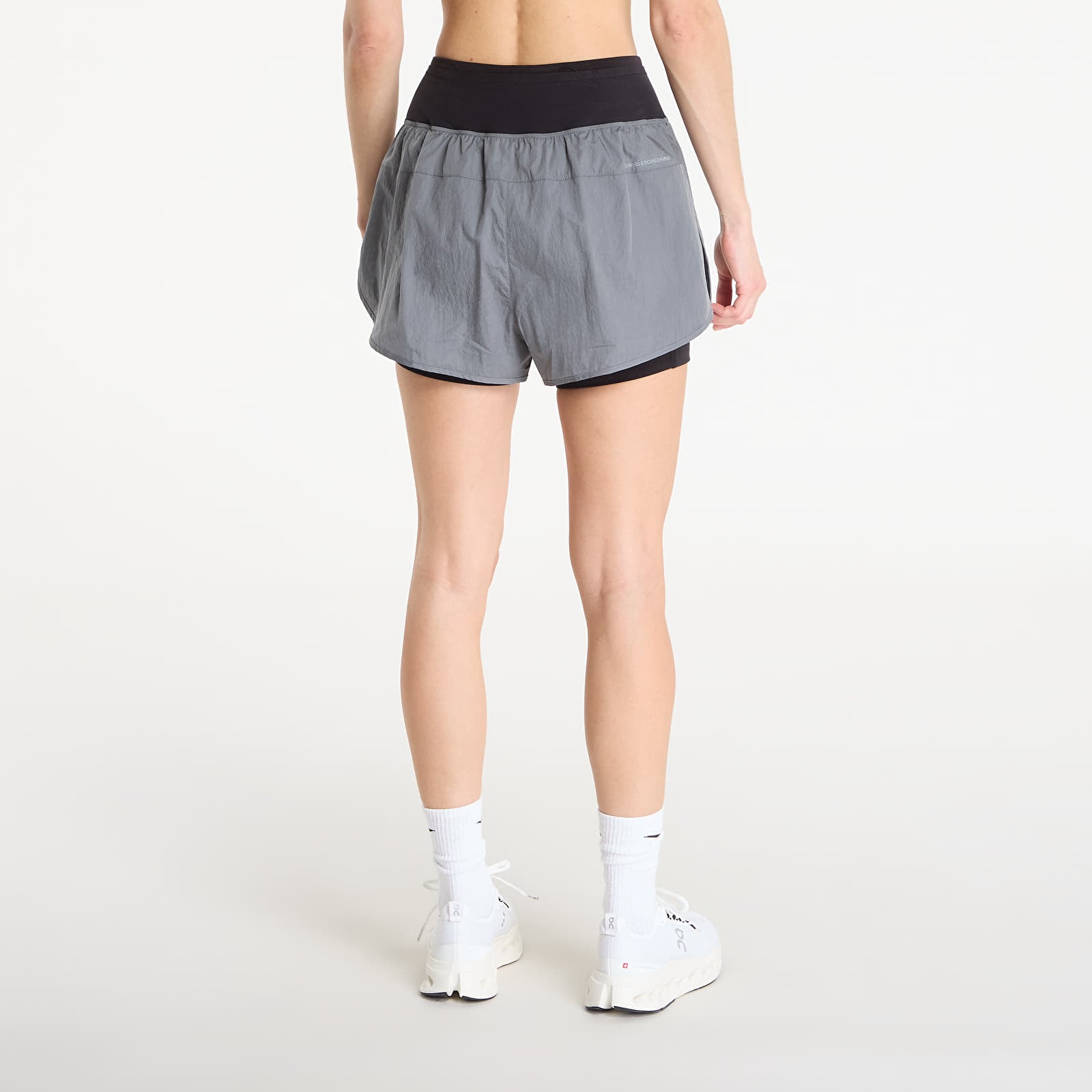 T-skjorter for kvinner On Performance Volt Shorts Glacier