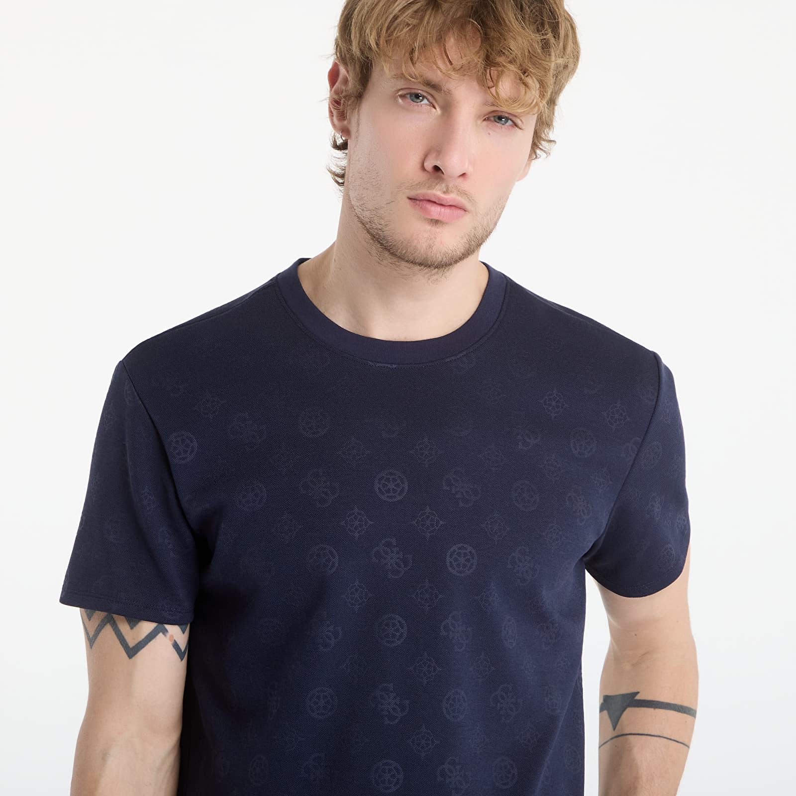 Trička Guess Jeans Nico Embossed Knit Ss Crew Peony Logo Smart Blue