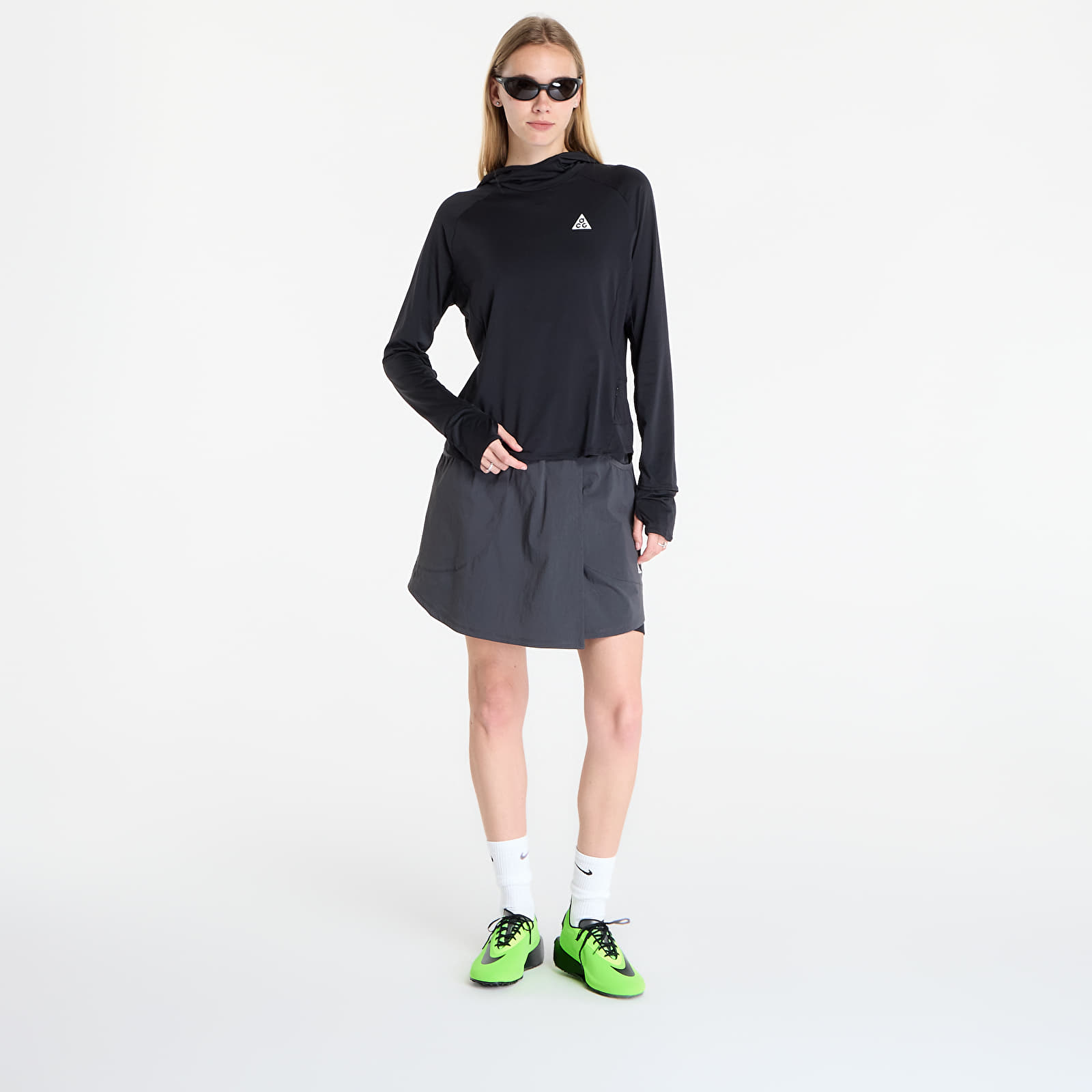 T-shirts för kvinnor Nike ACG Women's UV-Resistant Hooded Trail Running Mid-Layer Top Black/ Black/ Summit White