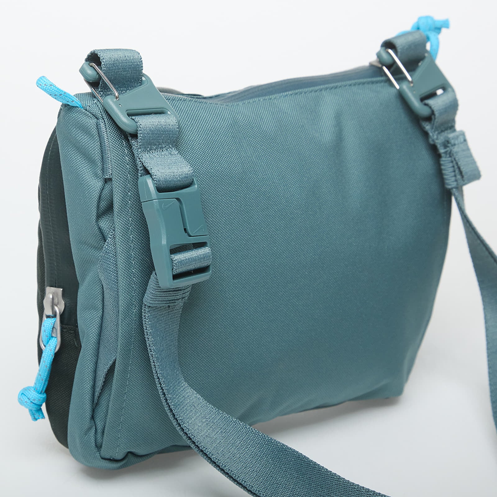 Umhängetaschen für Männer Nike ACG "DAYMAX" Crossbody Bag 3L Mineral Slate/ Black Spruce/ Baltic Blue
