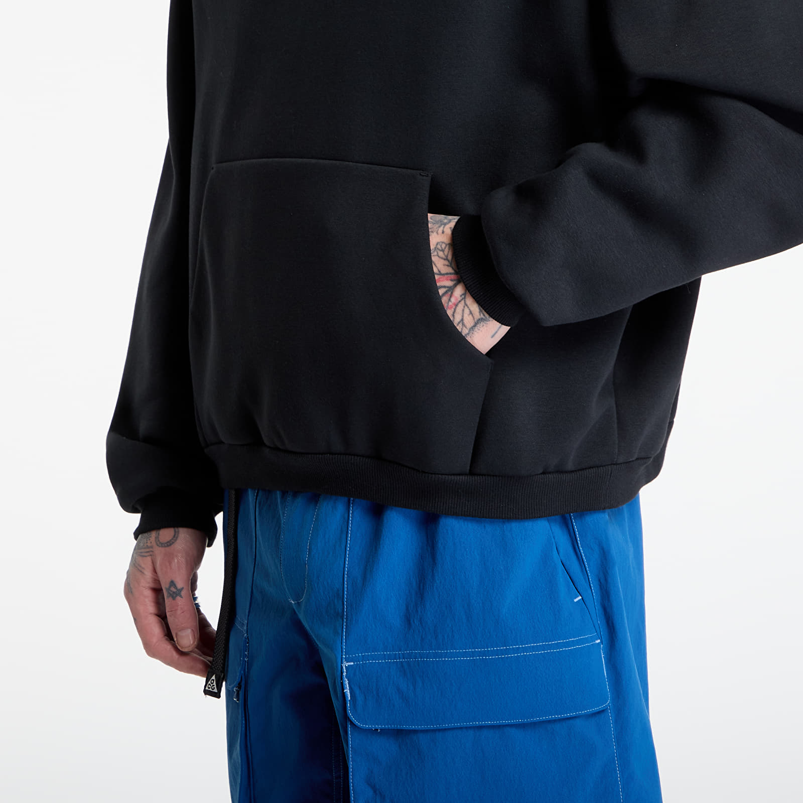 Sweatshirts för män Nike Standard Issue Men's Therma-FIT Brushed Basketball Pullover Hoodie Black/ Pale Ivory
