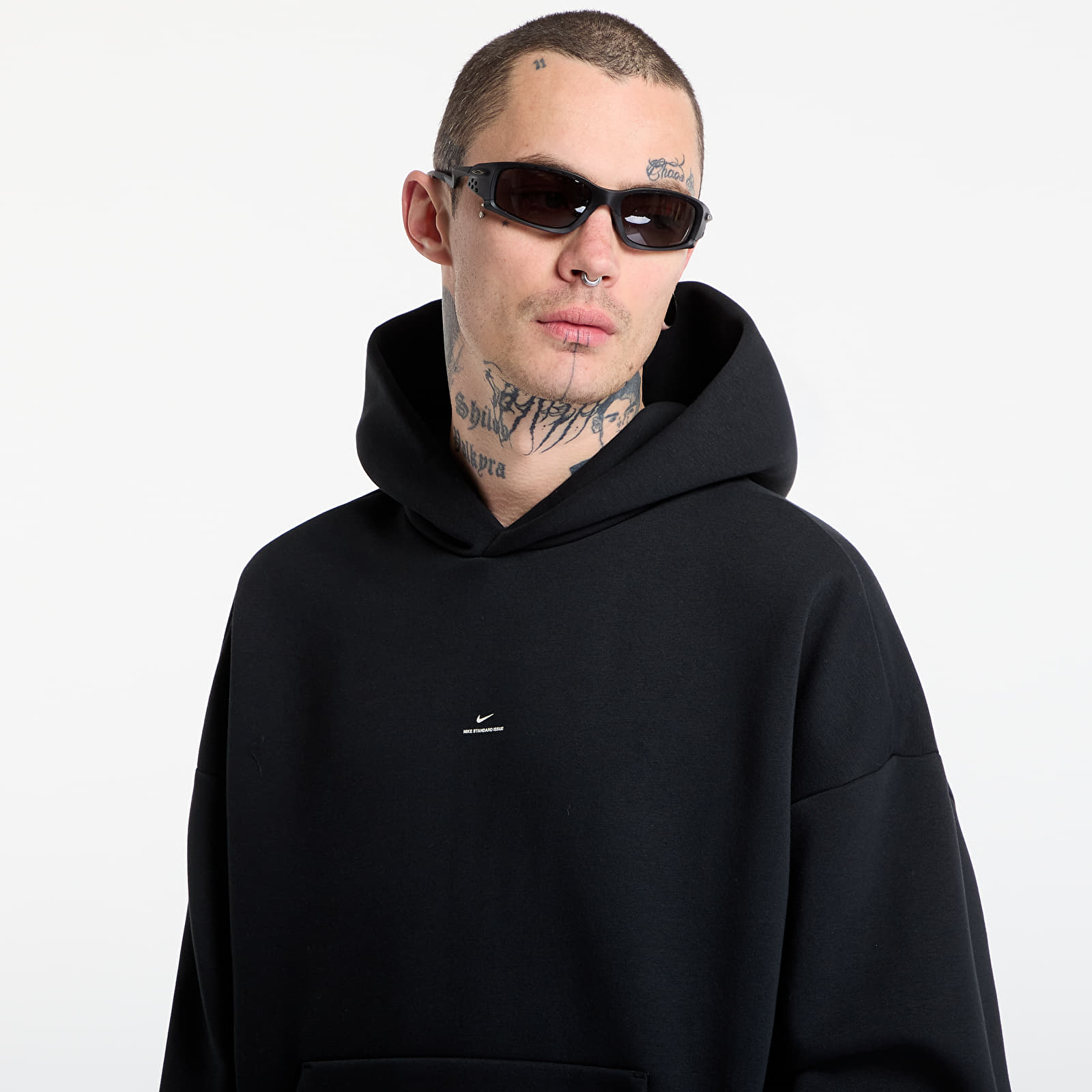 Sweatshirts för män Nike Standard Issue Men's Therma-FIT Brushed Basketball Pullover Hoodie Black/ Pale Ivory